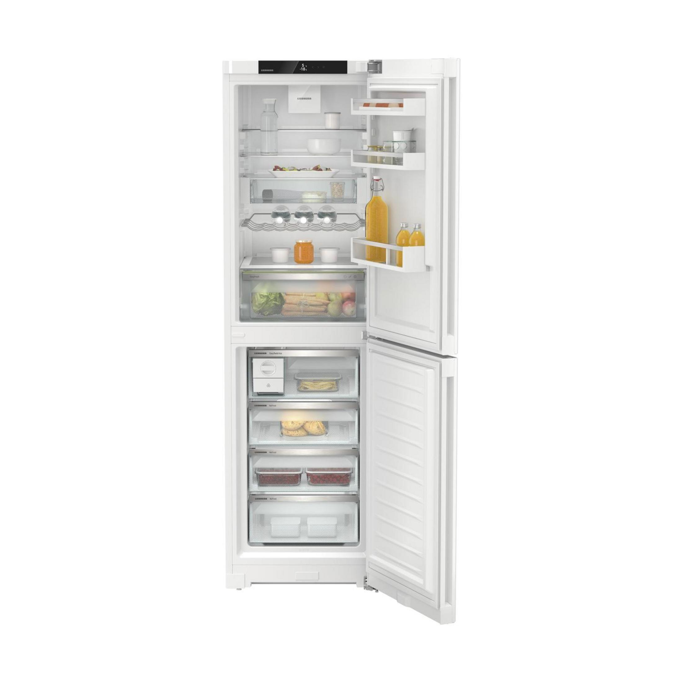 Ein offener weißer Kühlschrank mit Lebensmitteln auf den Regalen.