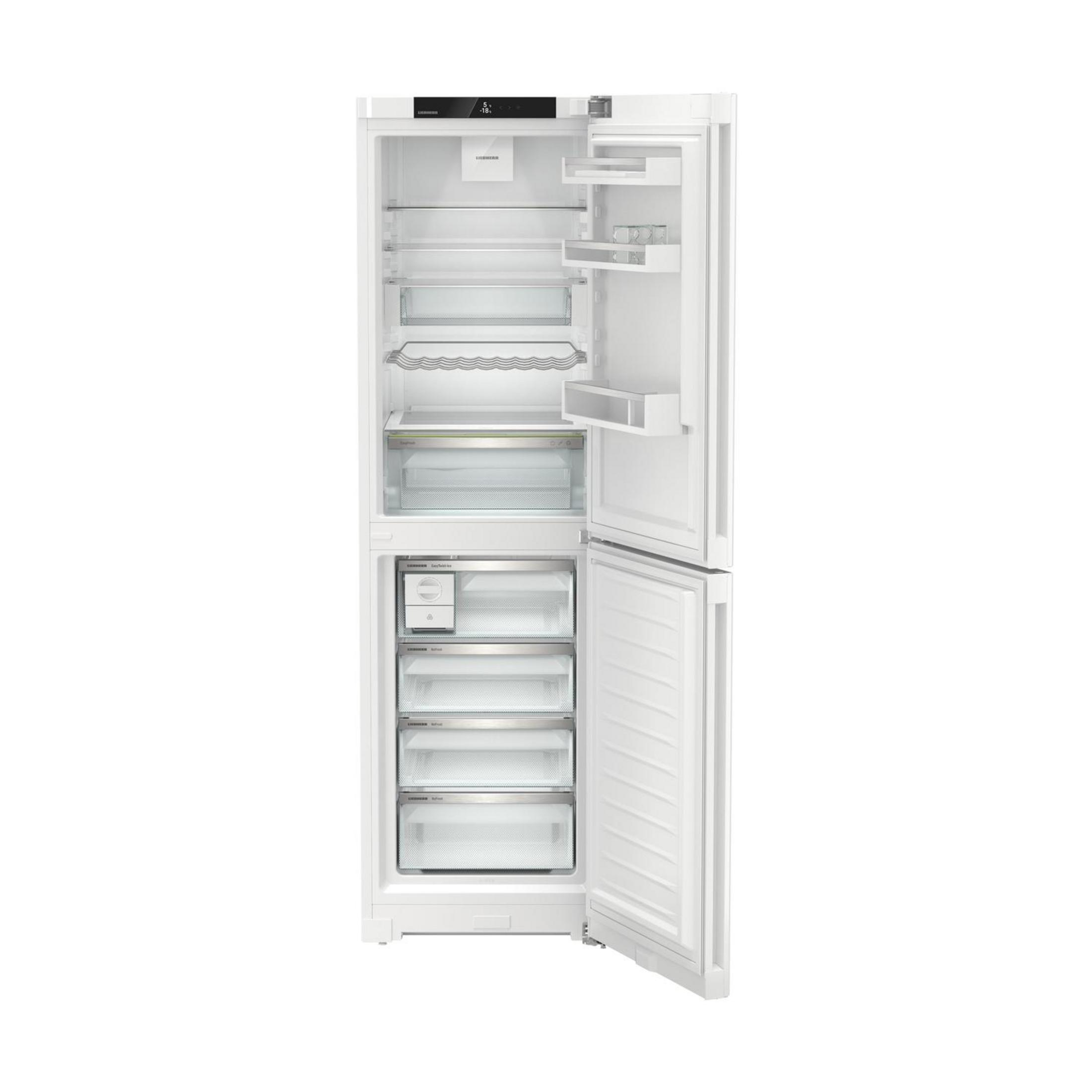 Ein weißer Kühlschrank mit offen stehender Tür, innen leer und mit Glasböden.