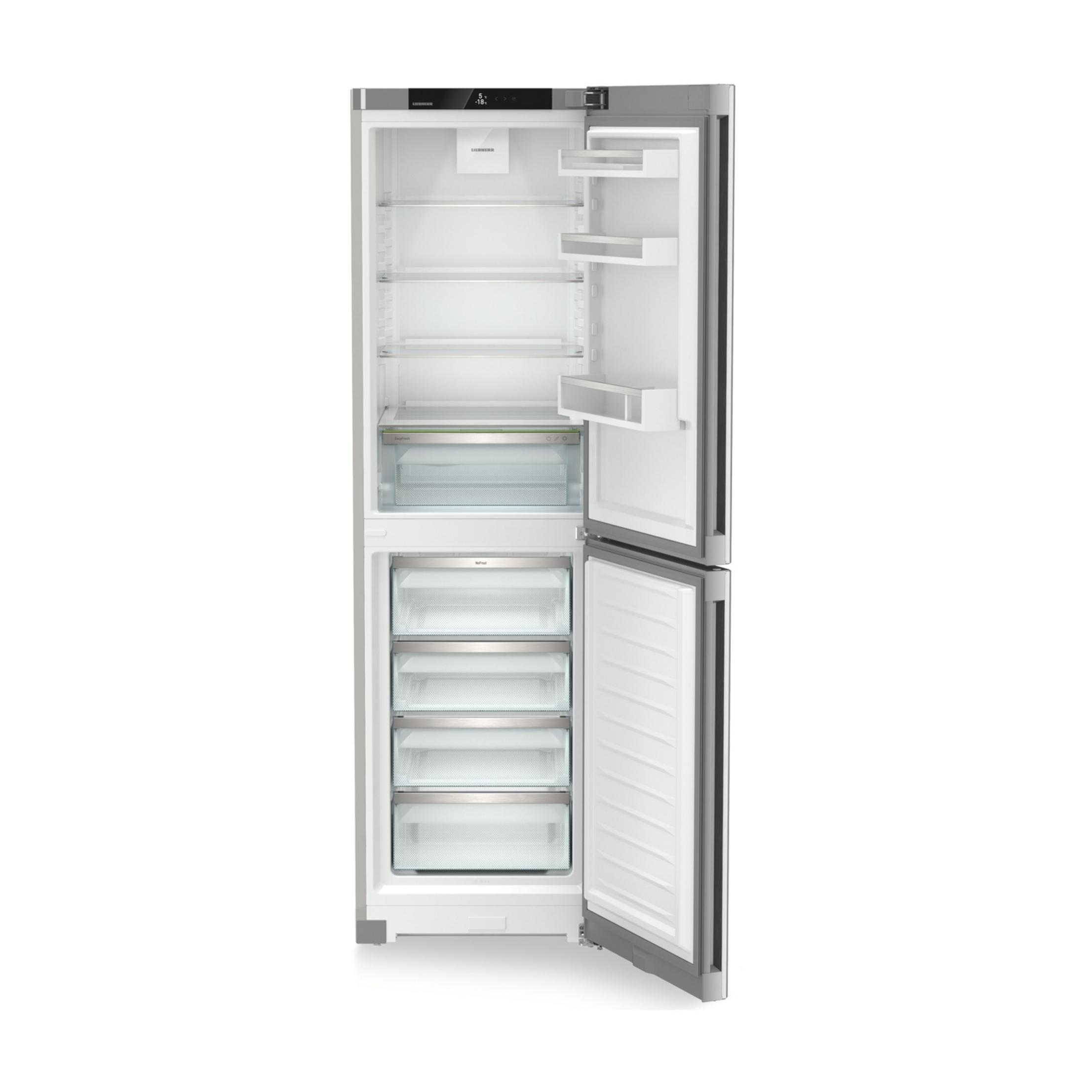 Un refrigerador plateado abierto con estantes y cajones de vidrio.