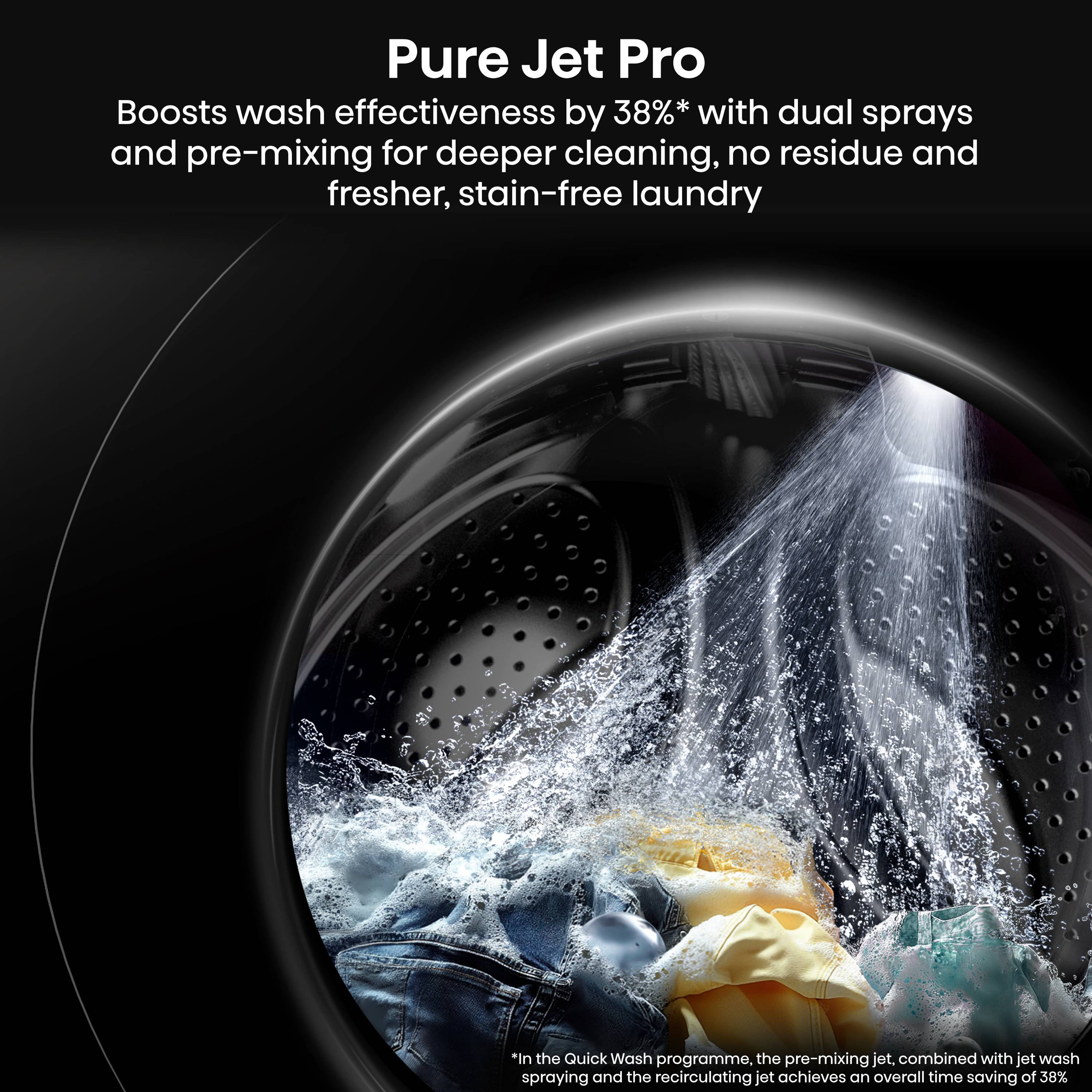 Pranie jest spryskiwane wodą w pralce. Ubrania jak dżinsy i koszule.