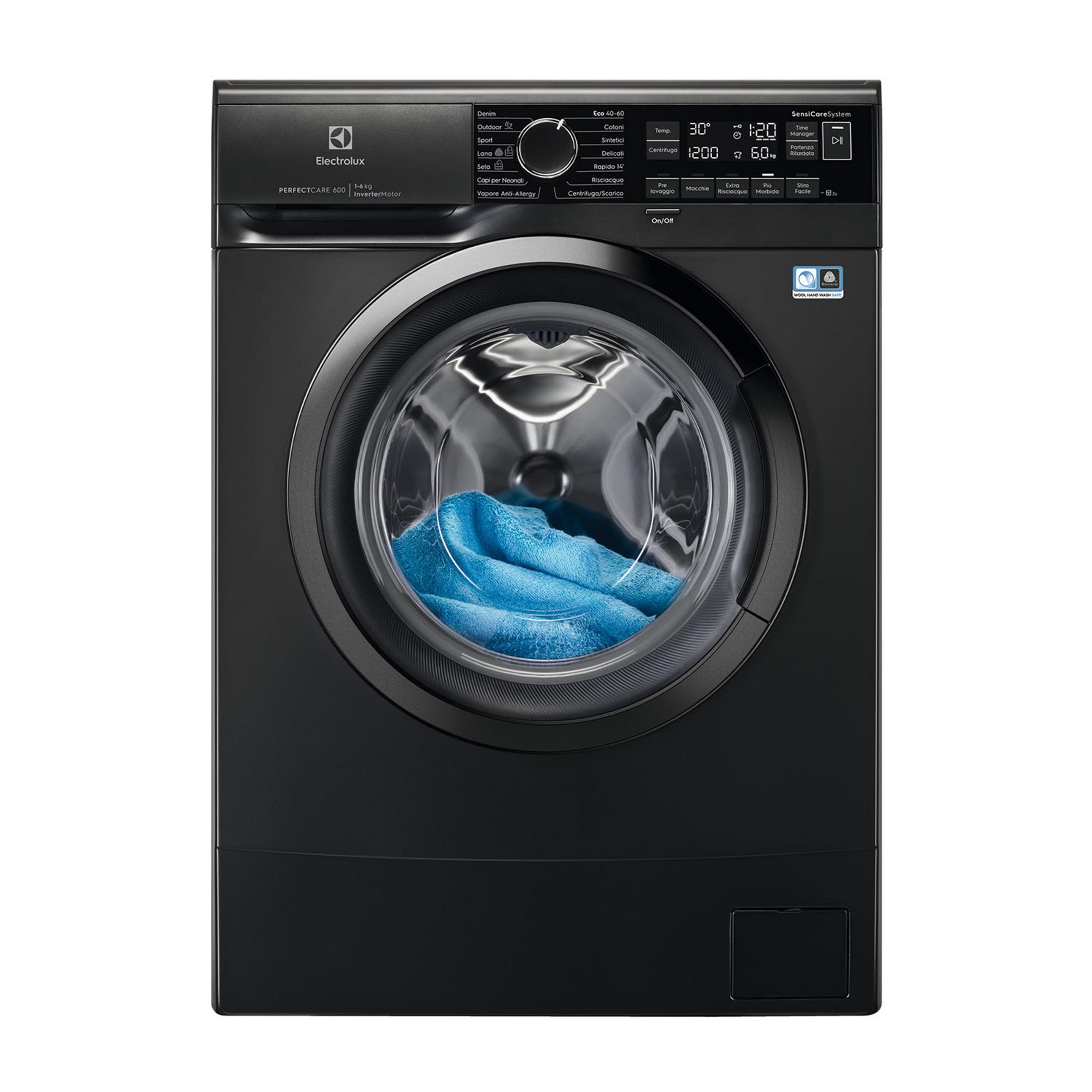 Lavatrice Electrolux nera con asciugamano blu nel cestello.