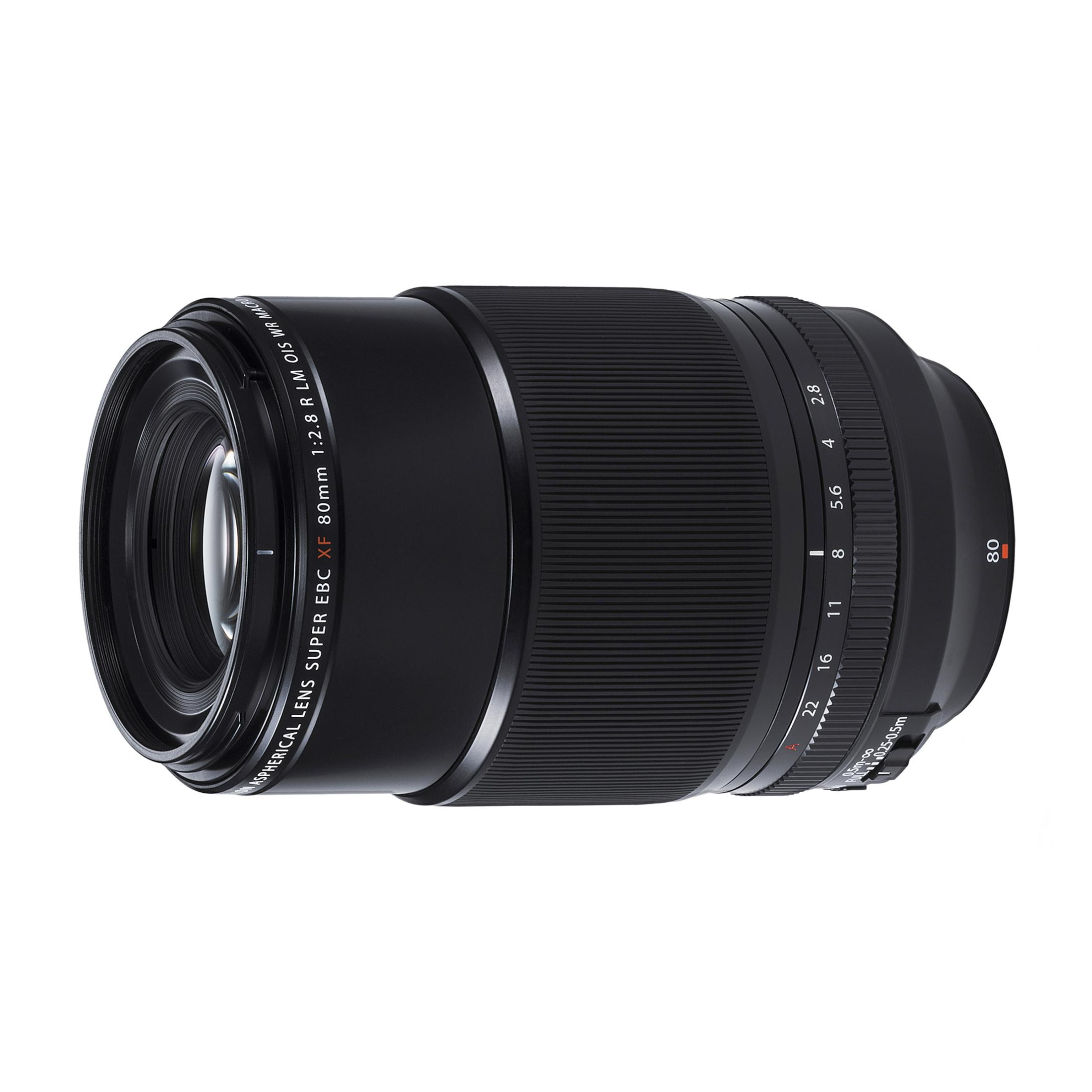 Un objetivo macro Fujifilm XF 80mm 1:2.8 R LM OIS WR negro con anillo de apertura.