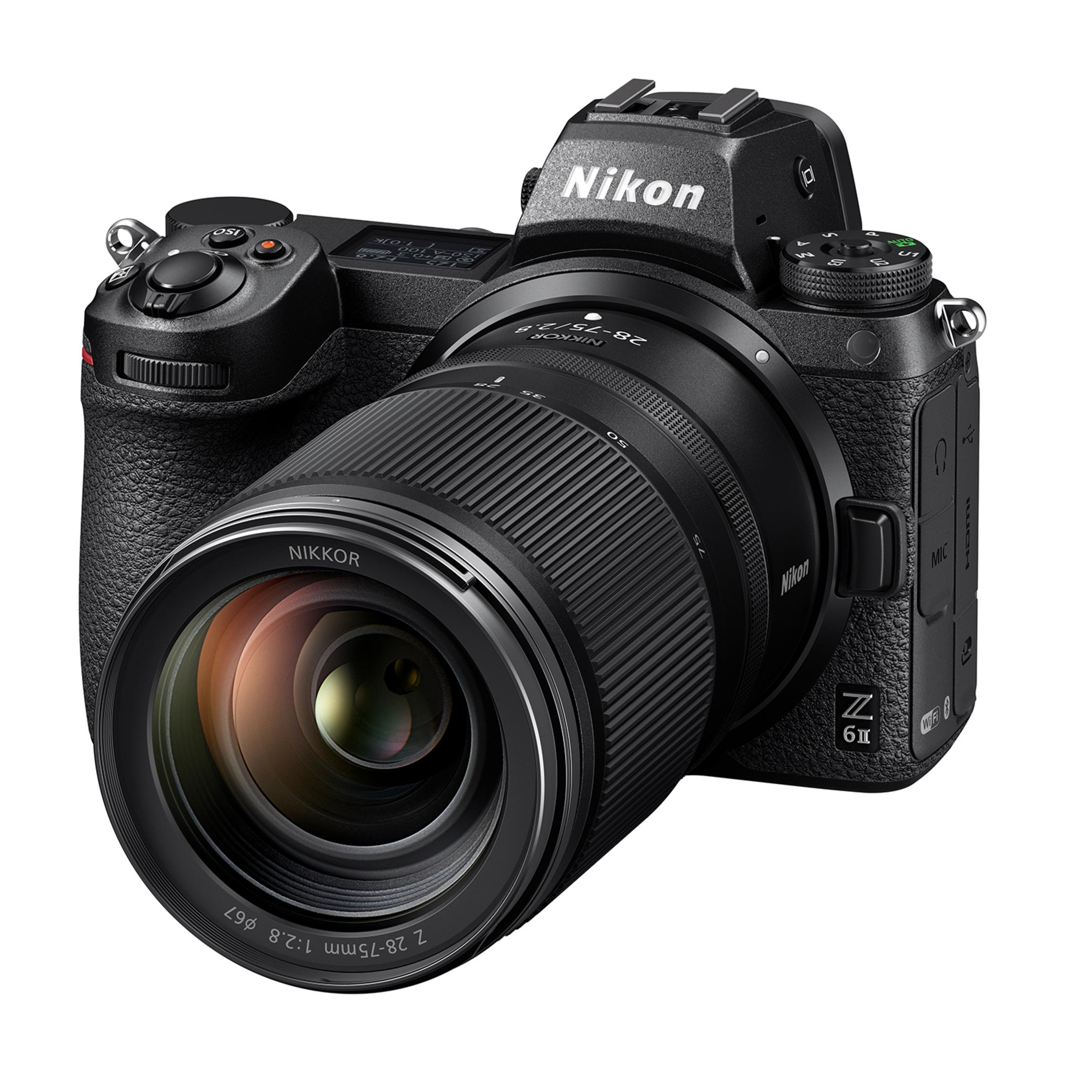 Una fotocamera Nikon Z 6II nera con obiettivo NIKKOR Z 28-75mm 1:2.8.