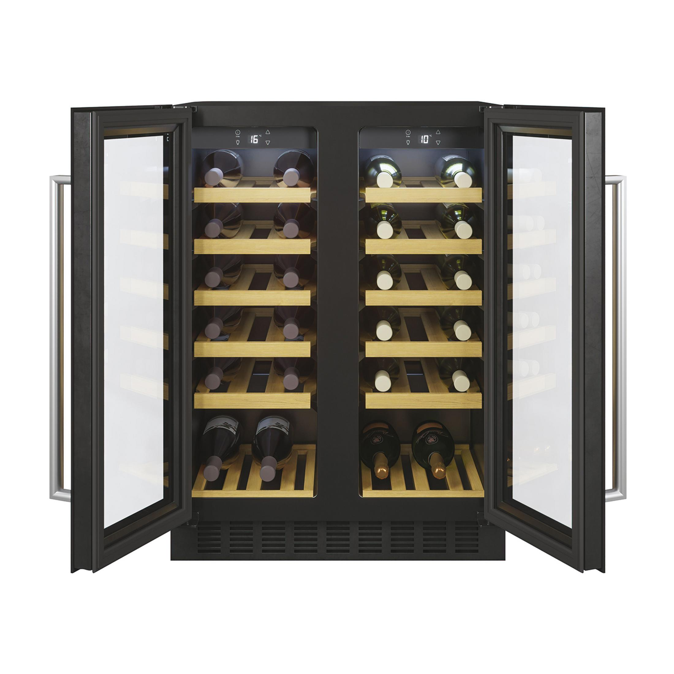 Un enfriador de vino de doble zona con puertas de cristal, lleno de botellas de vino en estantes de madera.