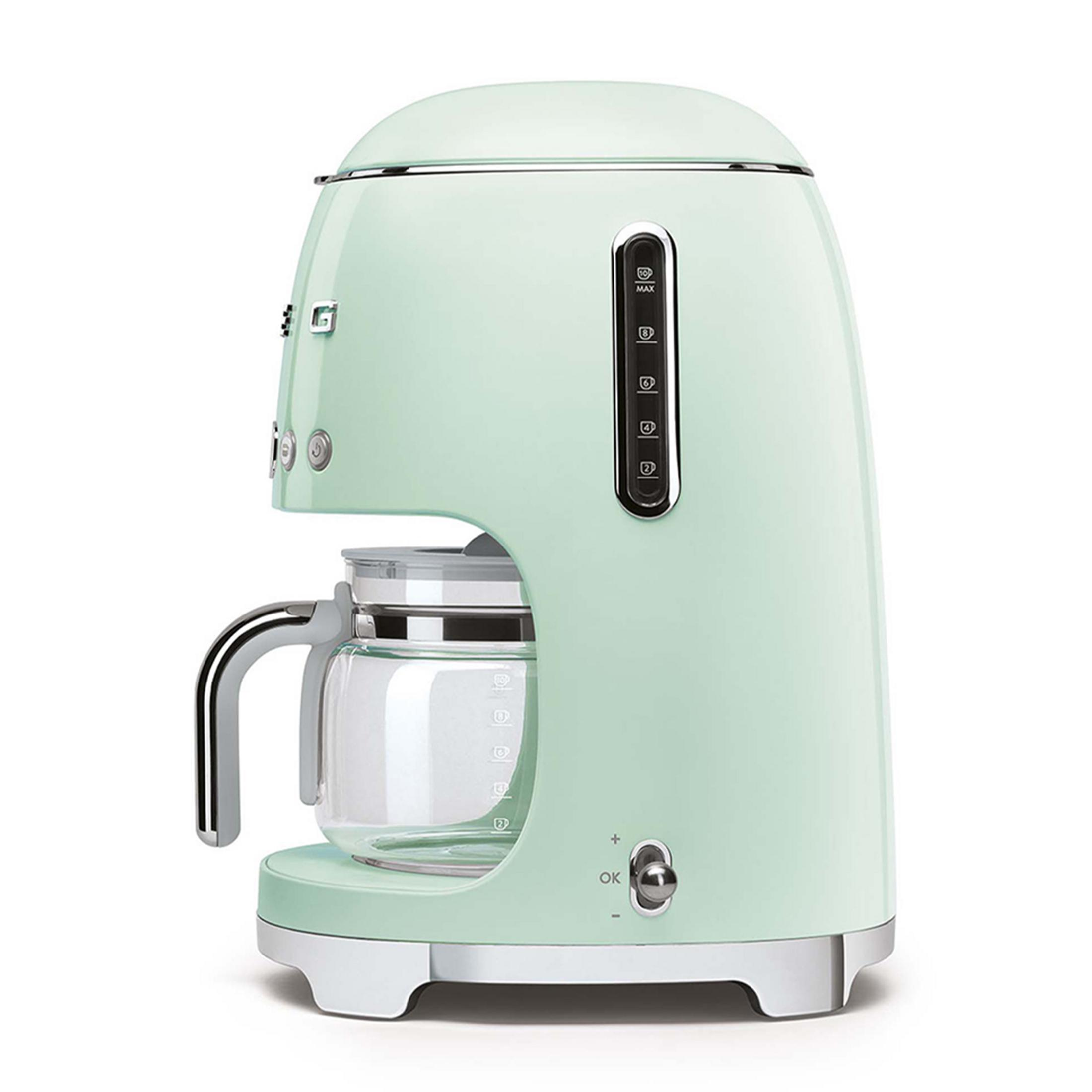 Caffettiera verde chiaro con caraffa in vetro e dettagli cromati su sfondo bianco.