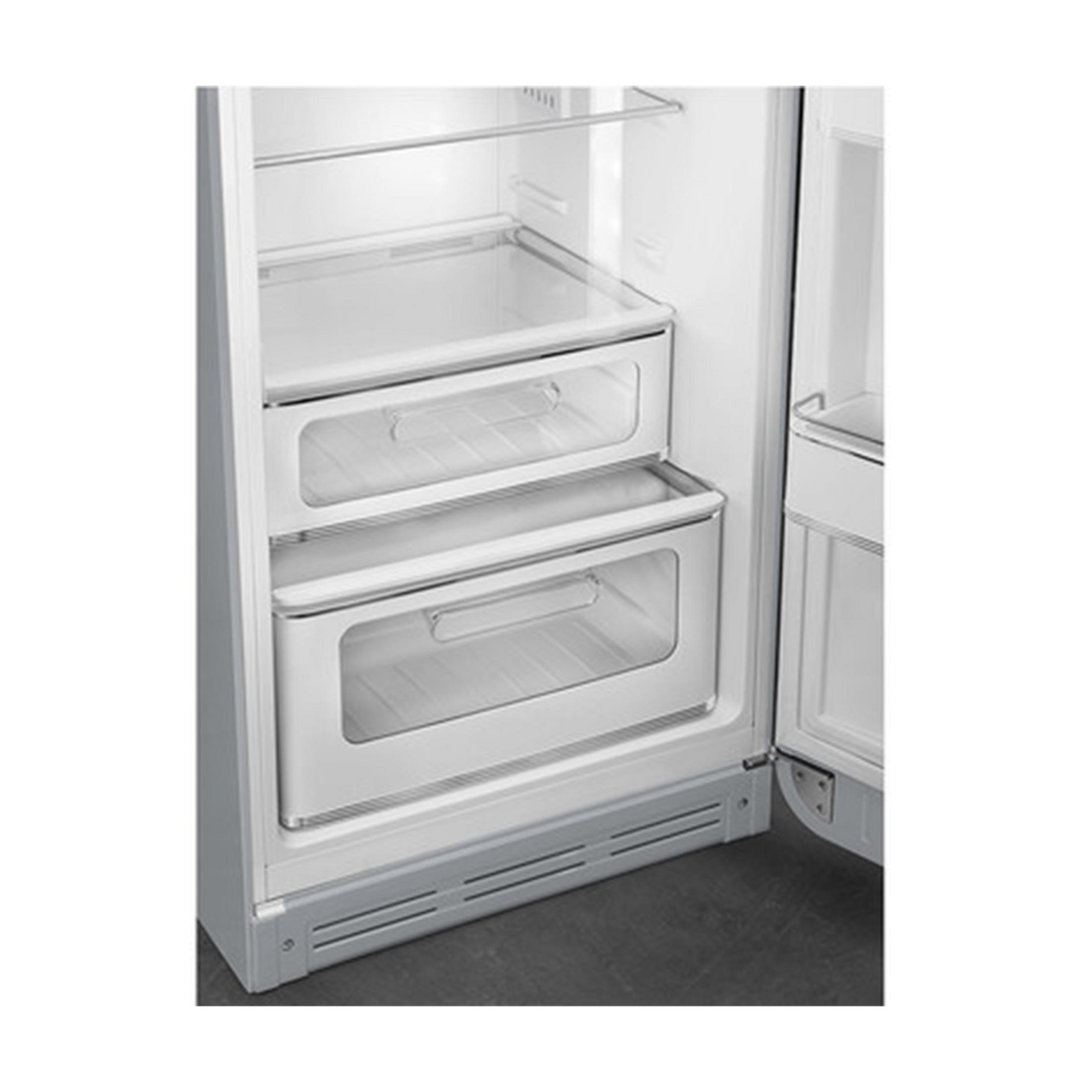 Interior de un refrigerador blanco con estantes de vidrio y dos cajones transparentes.