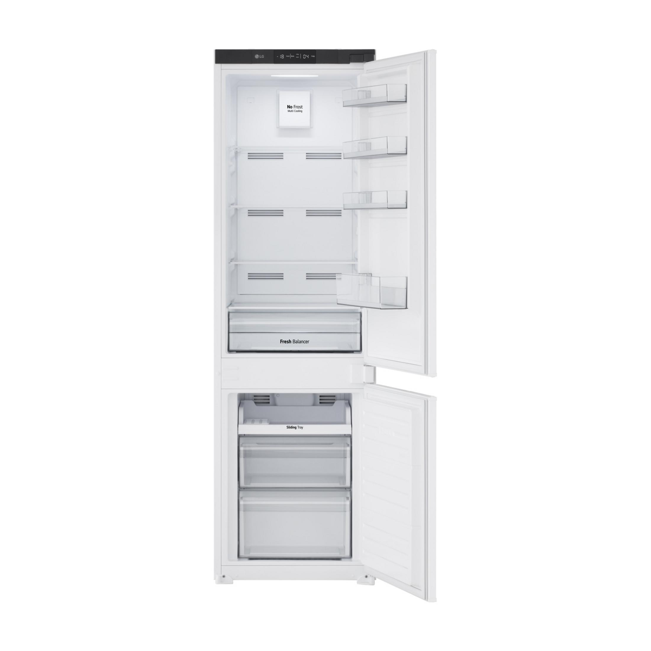 Ein weißer Kühlschrank mit offener Tür, leer, mit Regalen und Schubladen.