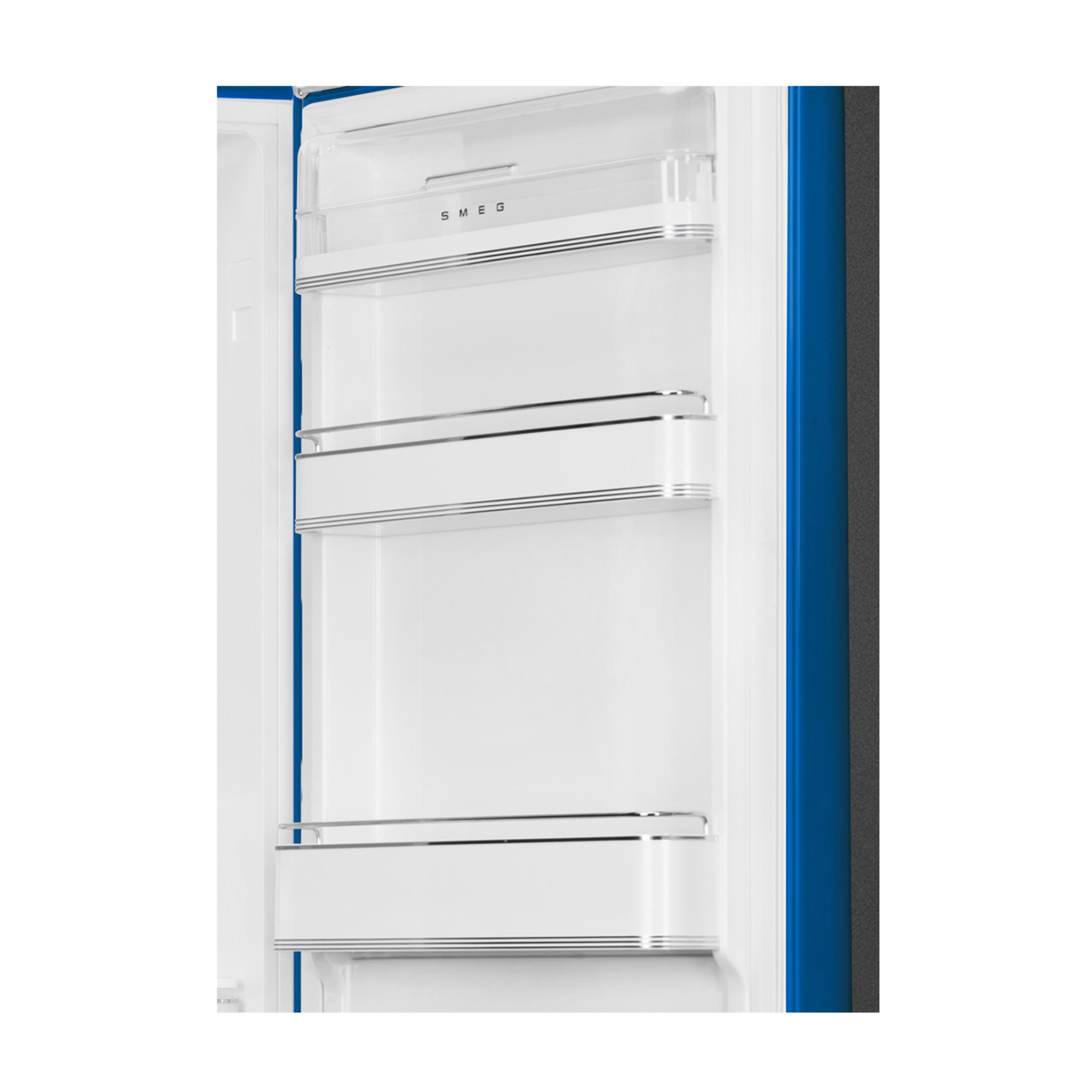 Interior de refrigerador azul vacío con estantes blancos y detalles cromados.