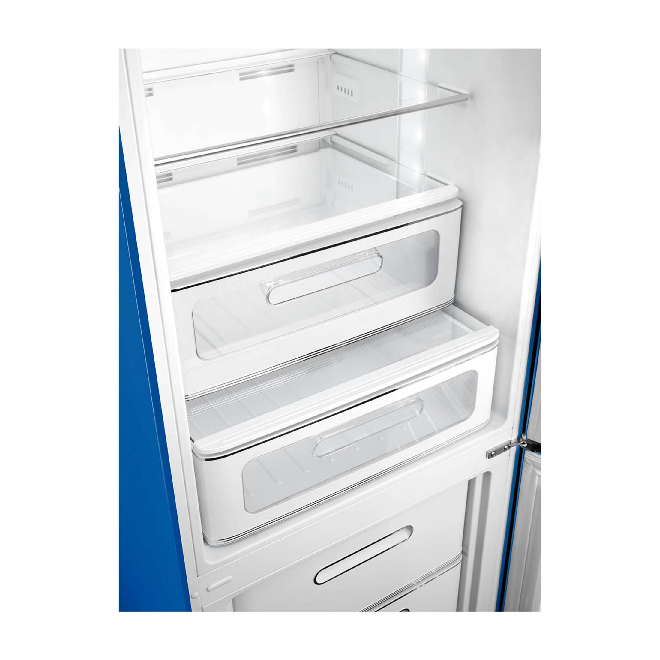 Vista interior de un refrigerador azul con tres cajones de cristal y asas.