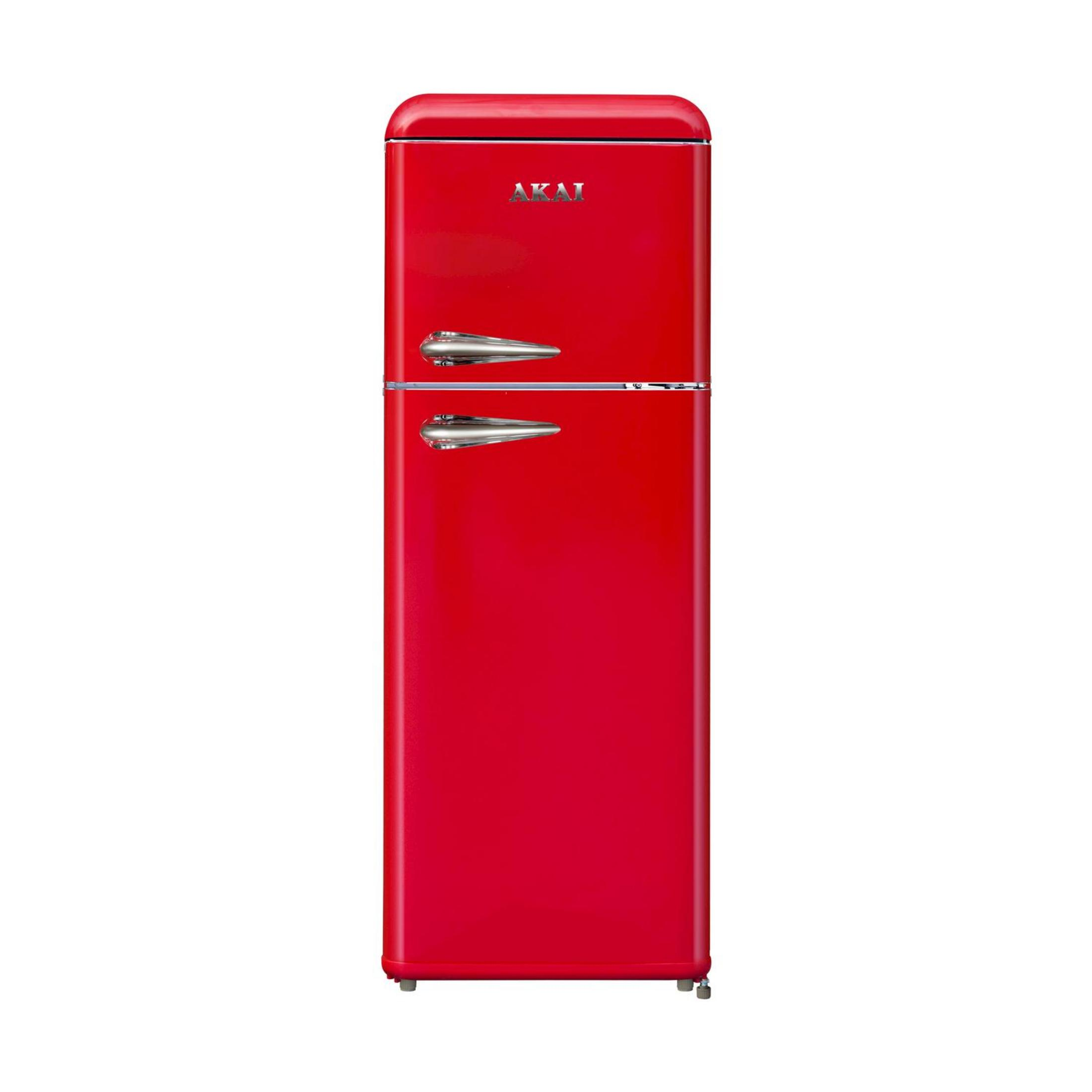 Un frigorifero rosso retrò con maniglie argentate e logo AKAI.