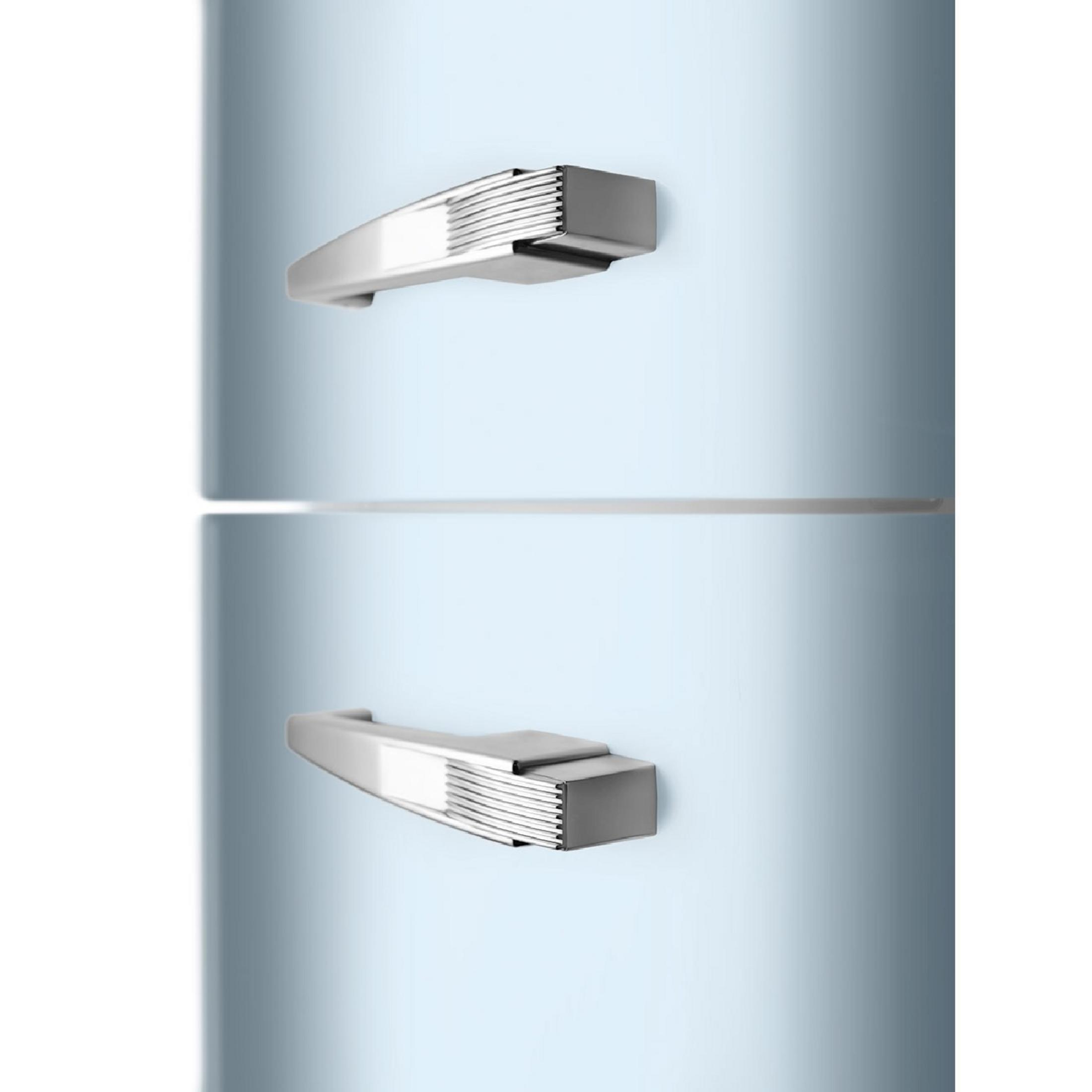 Dos tiradores plateados de frigorífico sobre fondo azul claro.