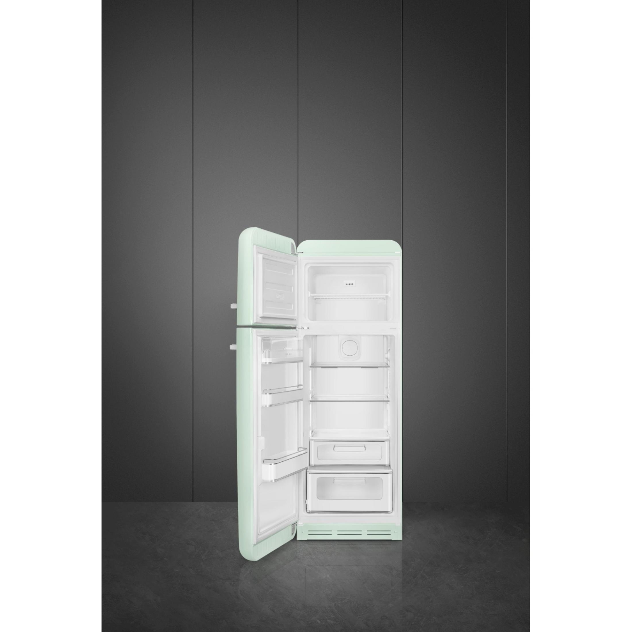 Un refrigerador verde menta con la puerta abierta, mostrando estantes blancos.