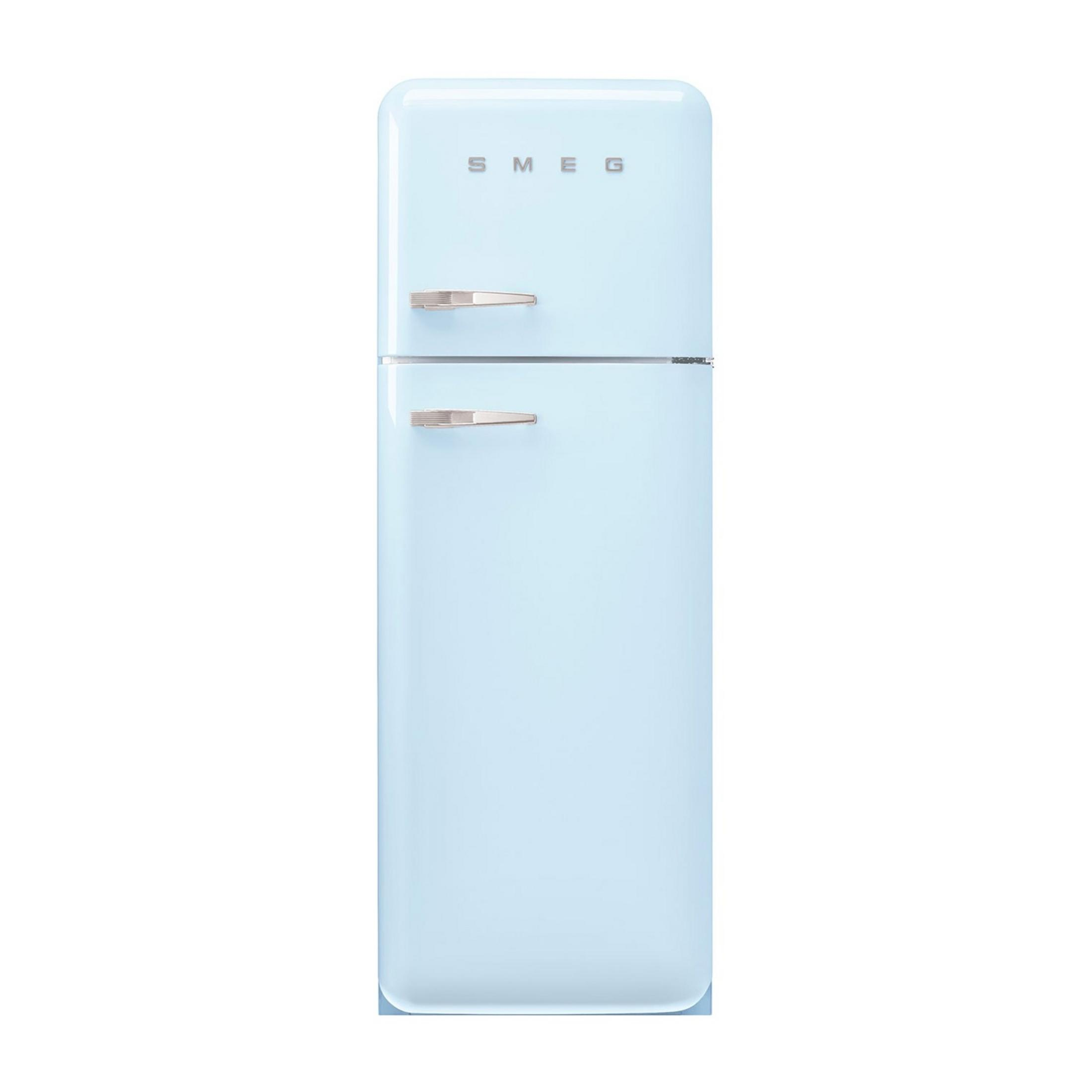 Ein hellblauer Smeg-Kühlschrank mit silbernen Griffen steht vor einem weißen Hintergrund.