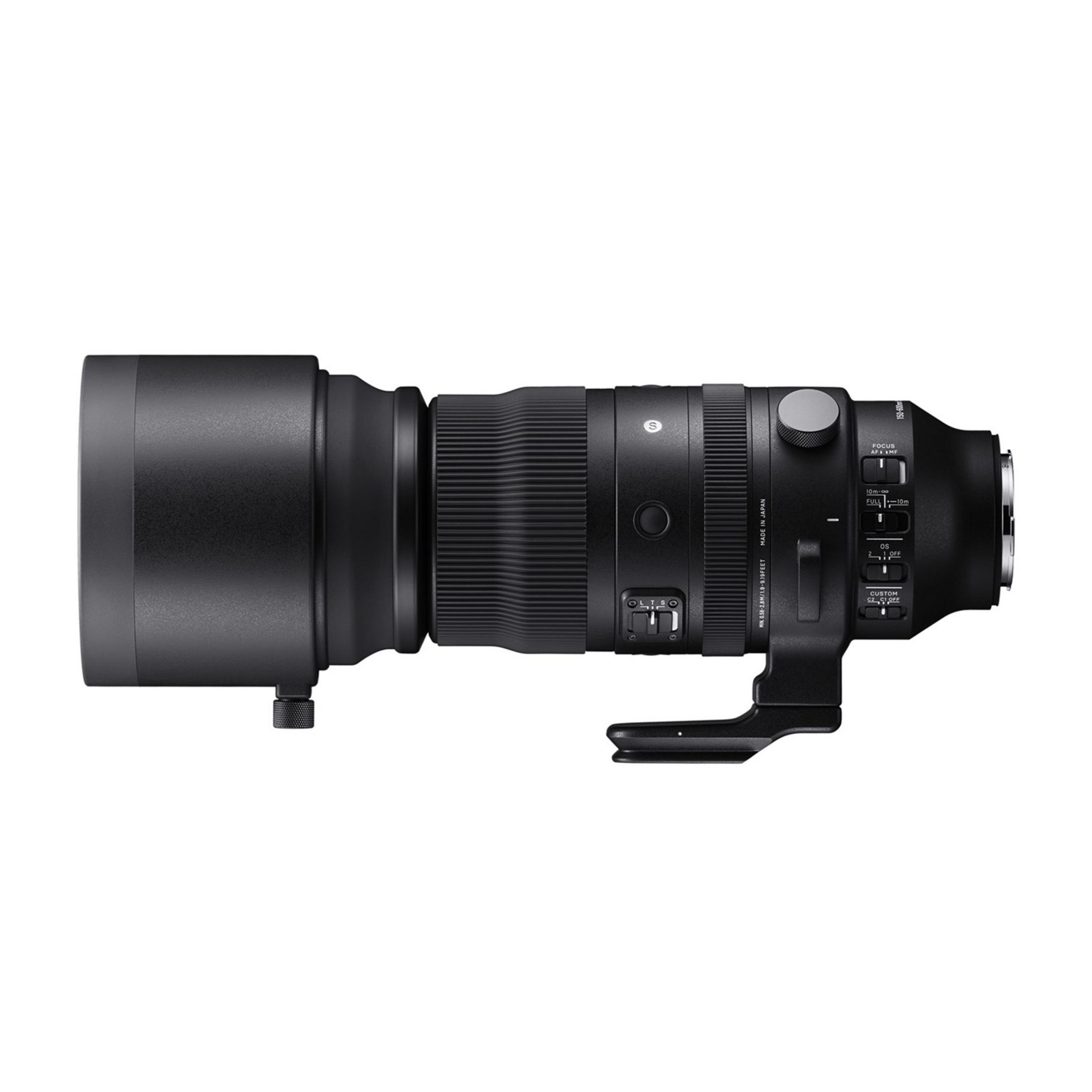 Un objetivo de cámara negro con anillo de zoom, controles de enfoque y montura para trípode.
