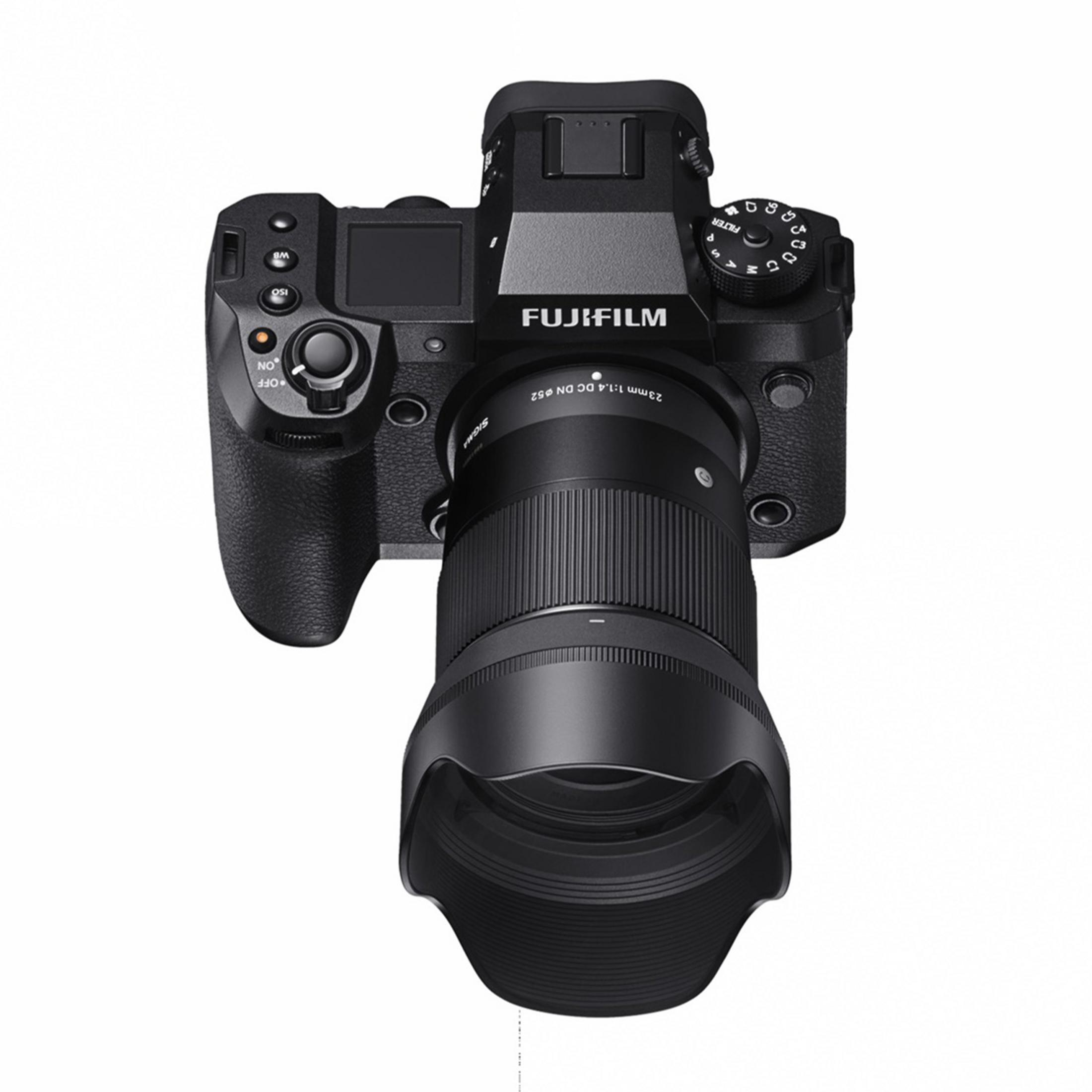 Czarny aparat Fujifilm z obiektywem Sigma 23mm.
