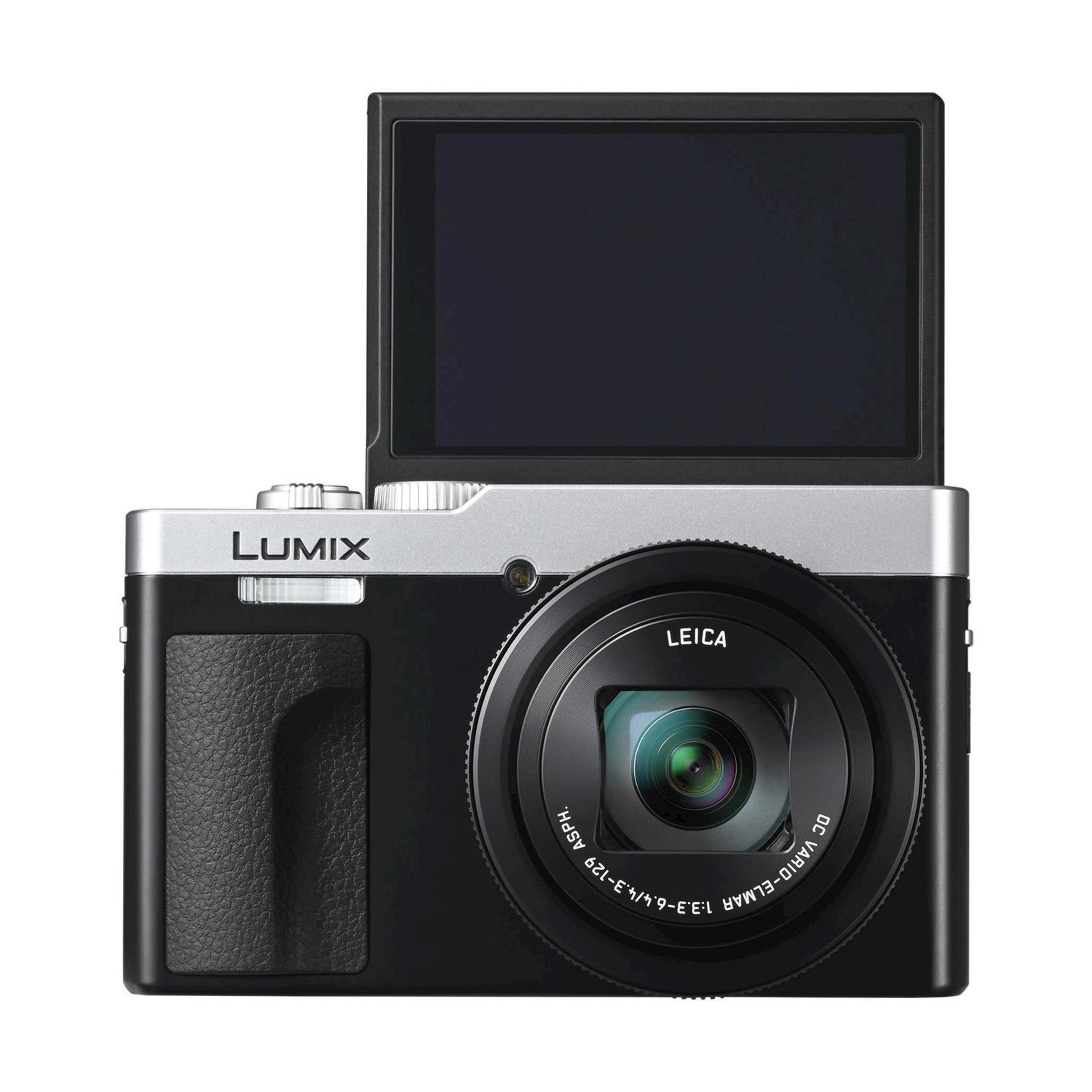 Una cámara Leica negra con parte superior plateada y pantalla abatible.
