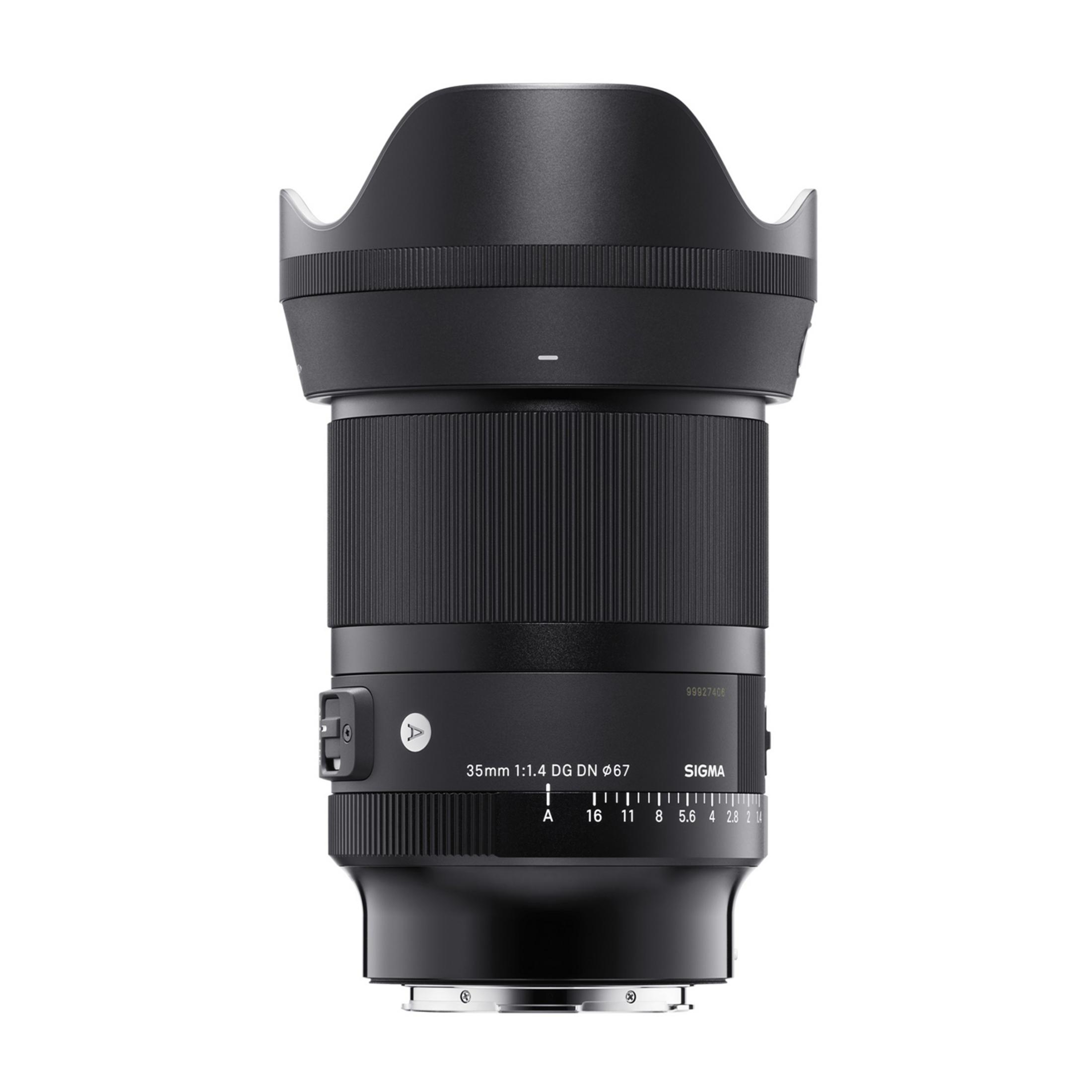 Un objectif Sigma noir 35mm 1:1.4 DG DN avec marquages d'ouverture et bague de mise au point côtelée.