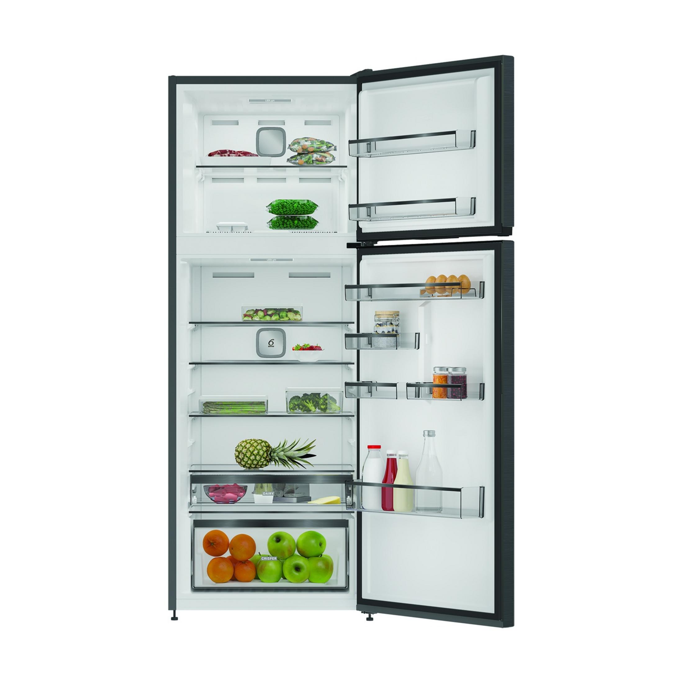 Otwarta lodówka z jedzeniem: owocami, warzywami, jajkami i słoikami.