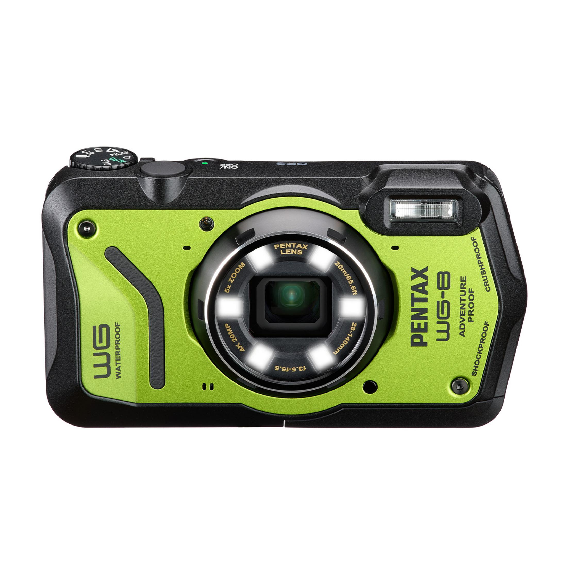 Grüne und schwarze Digitalkamera mit Pentax-Objektiv und Blitz.