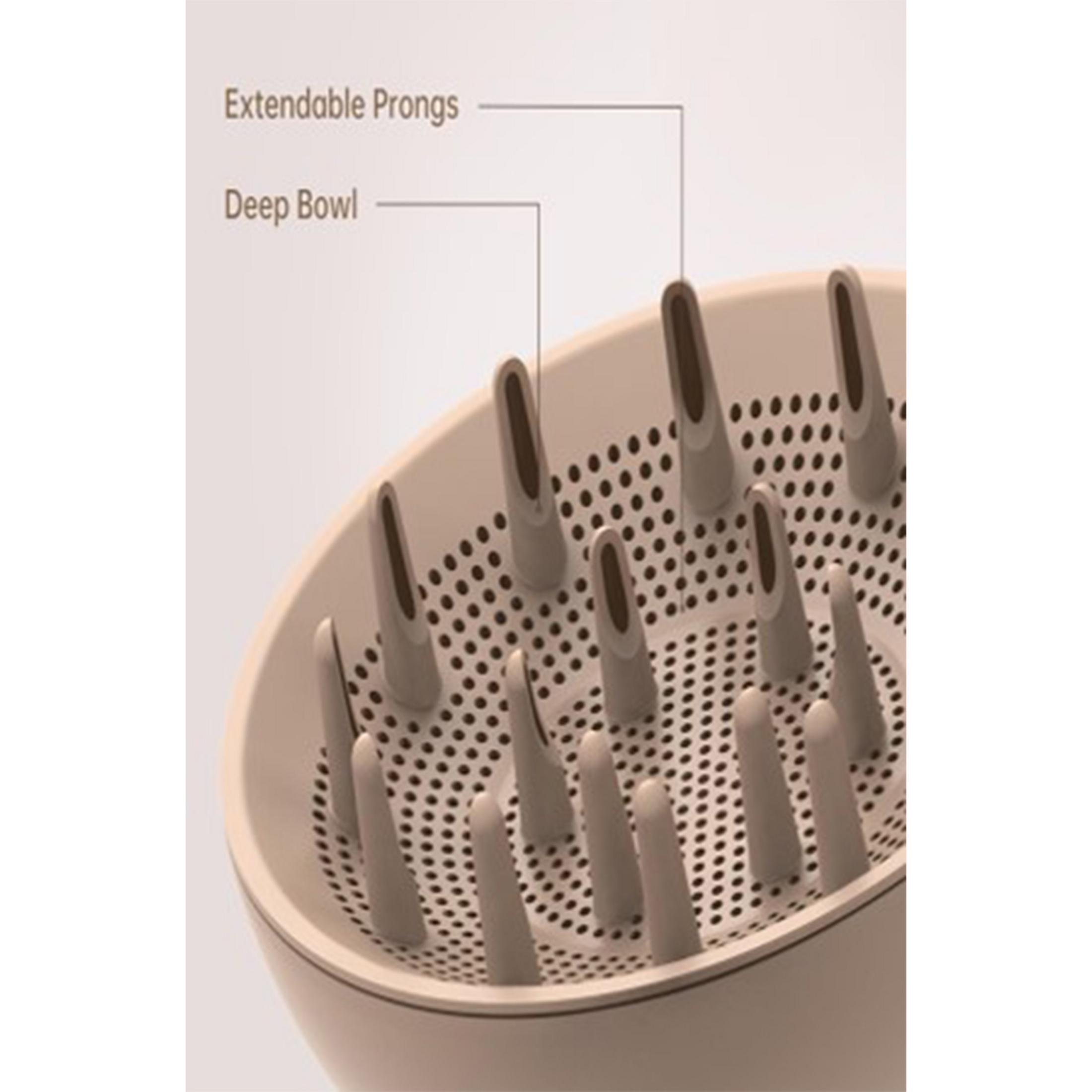 Primo piano di un diffusore per asciugacapelli beige con molti piccoli fori e denti estensibili.