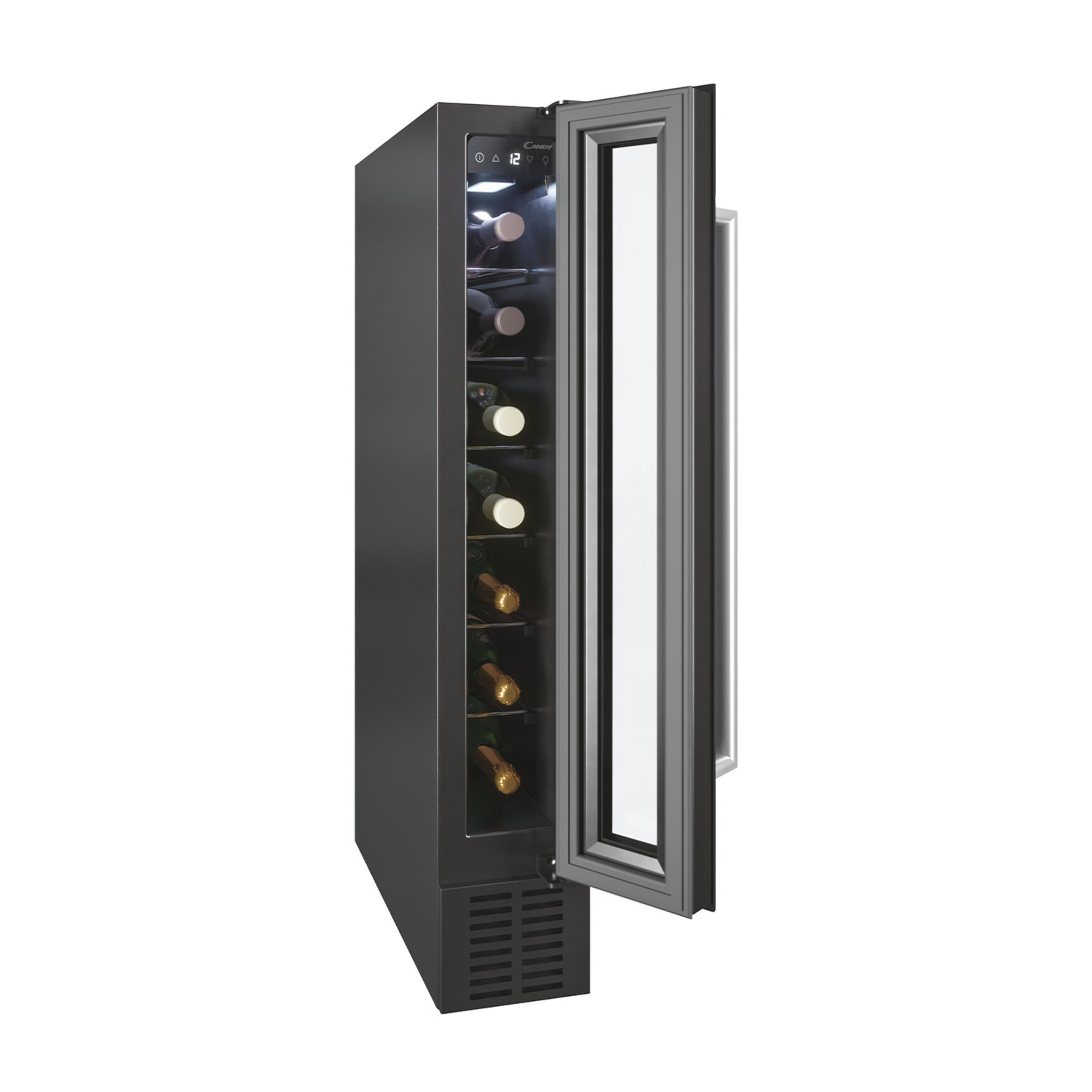 Wąska, czarna chłodziarka do wina z otwartymi szklanymi drzwiami, ukazująca butelki wina.