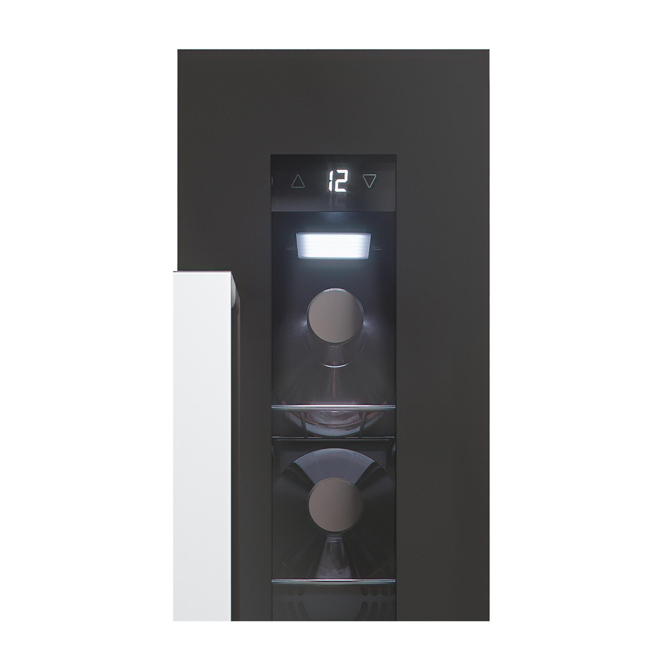 Ciemny panel sterowania z oświetleniem i wskaźnikiem temperatury.