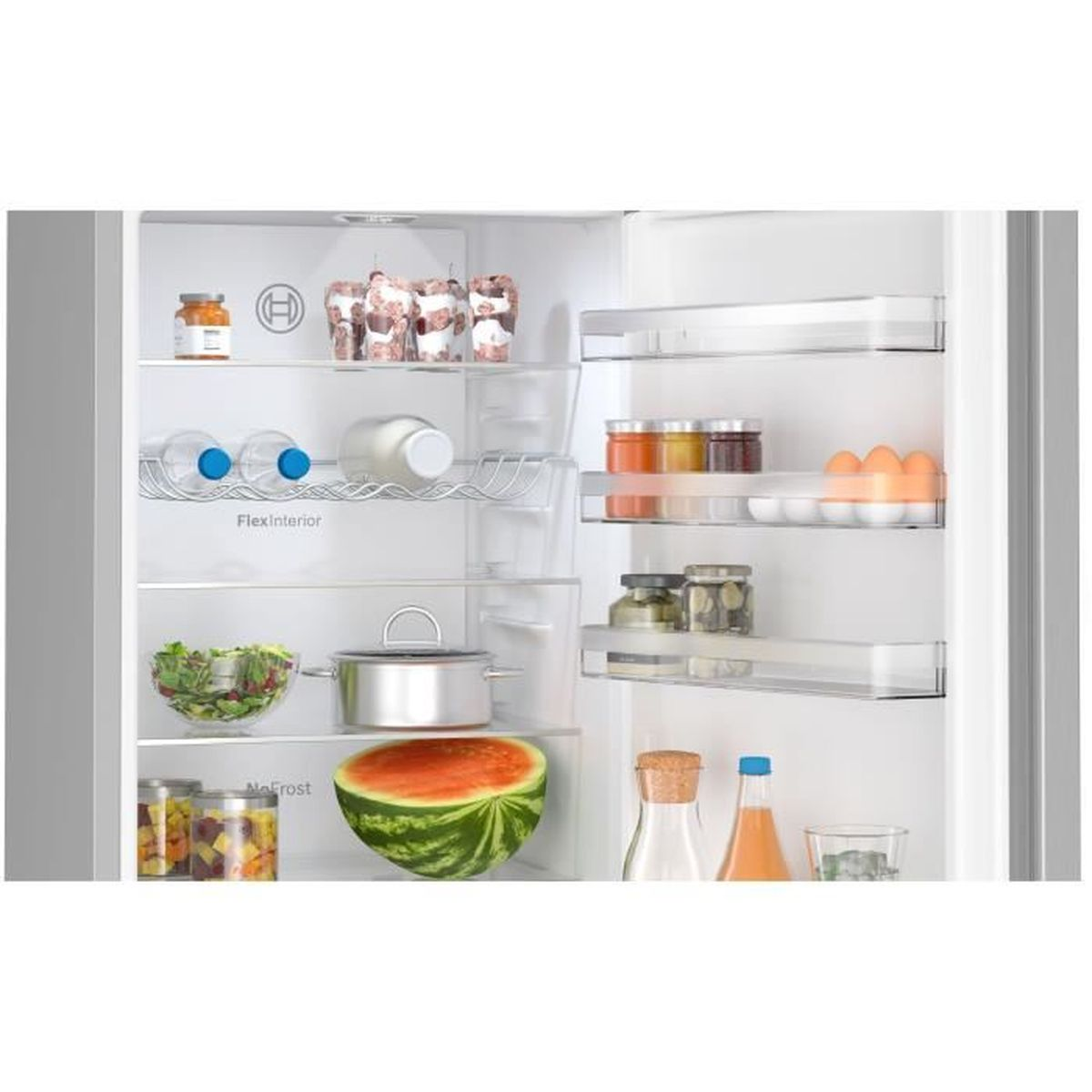 Offener Kühlschrank mit Lebensmitteln: Flaschen, Eier, Gemüse, Wassermelone und Gläser.