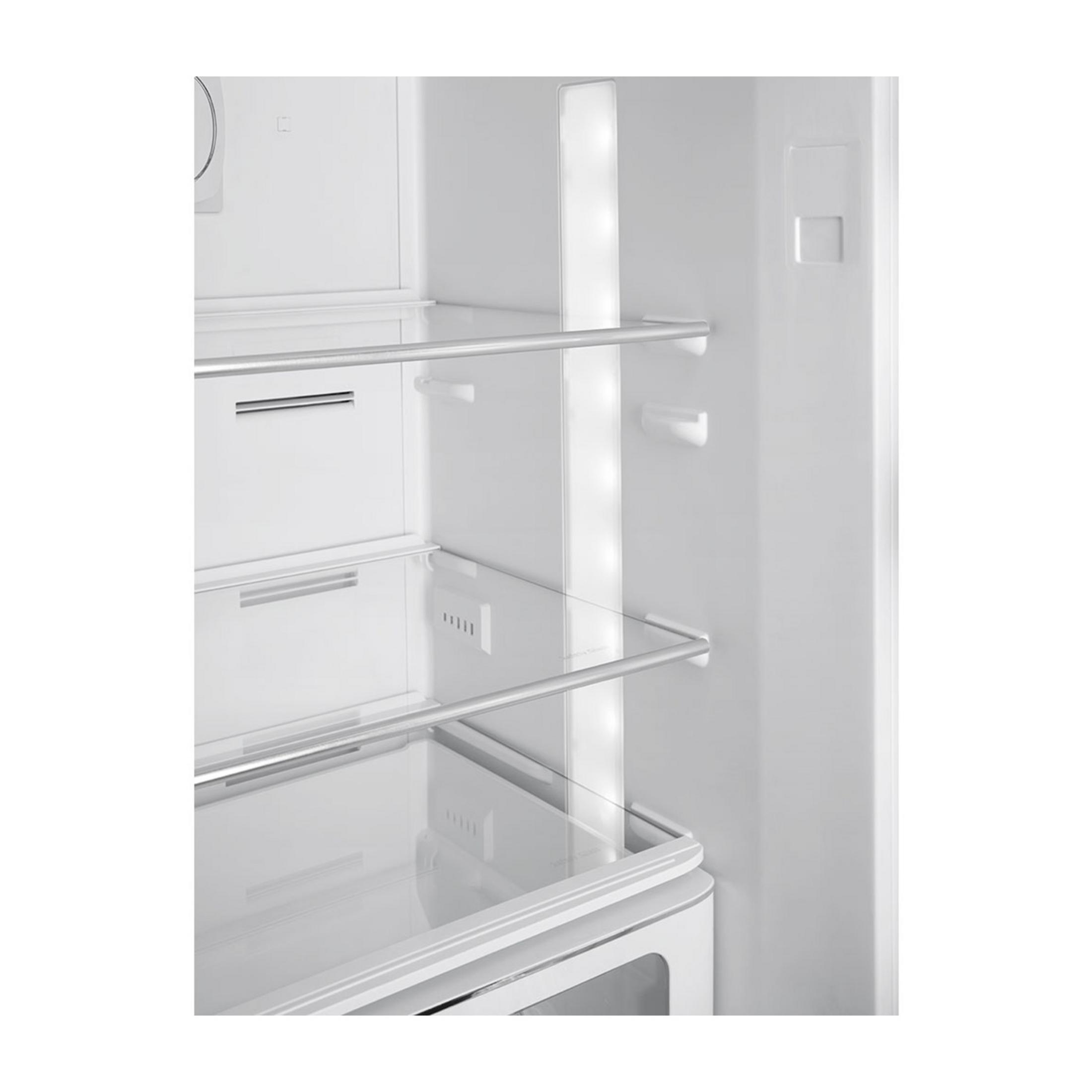 Vista interior de un refrigerador blanco vacío con estantes de vidrio y luz LED.