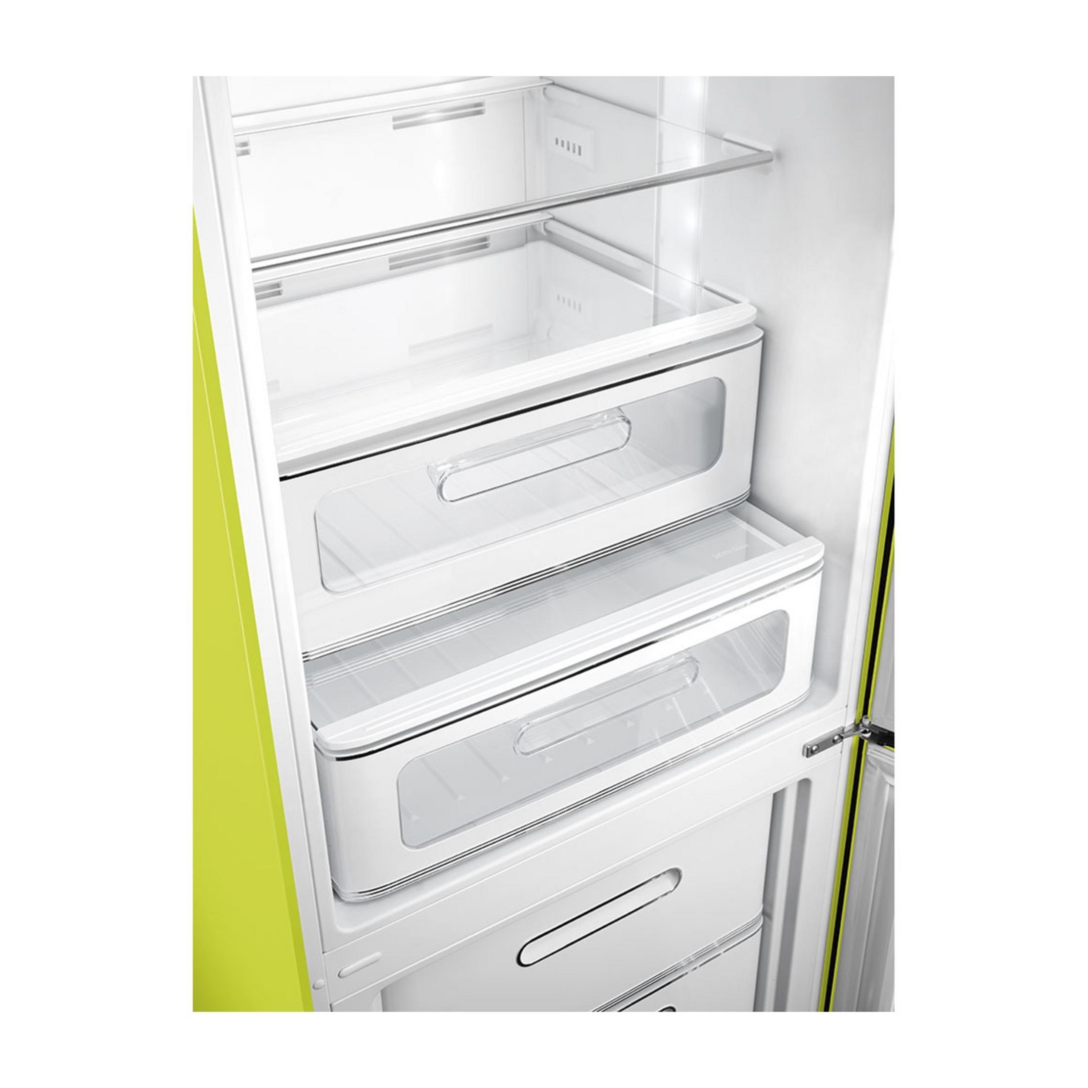 Vista interior de un compartimento de refrigerador abierto, verde claro, con estantes y cajones de vidrio.