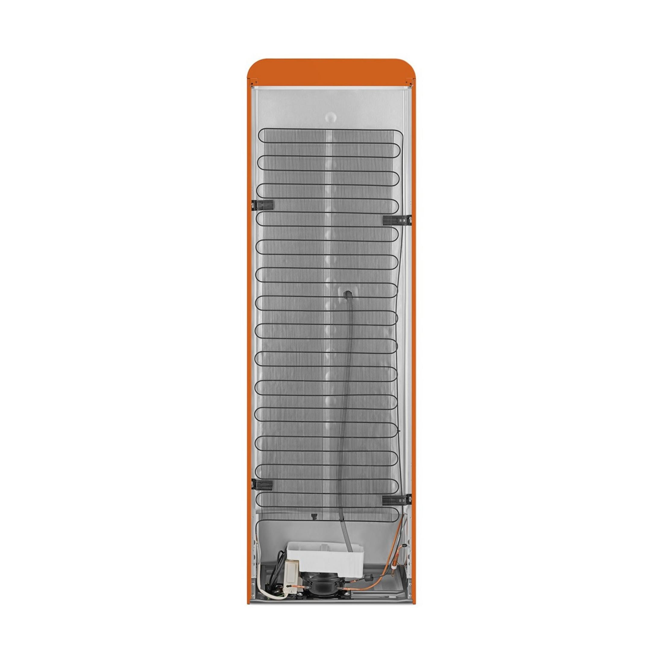Rückseite eines orangefarbenen Kühlschranks mit sichtbaren Kühlrippen und Kompressor.