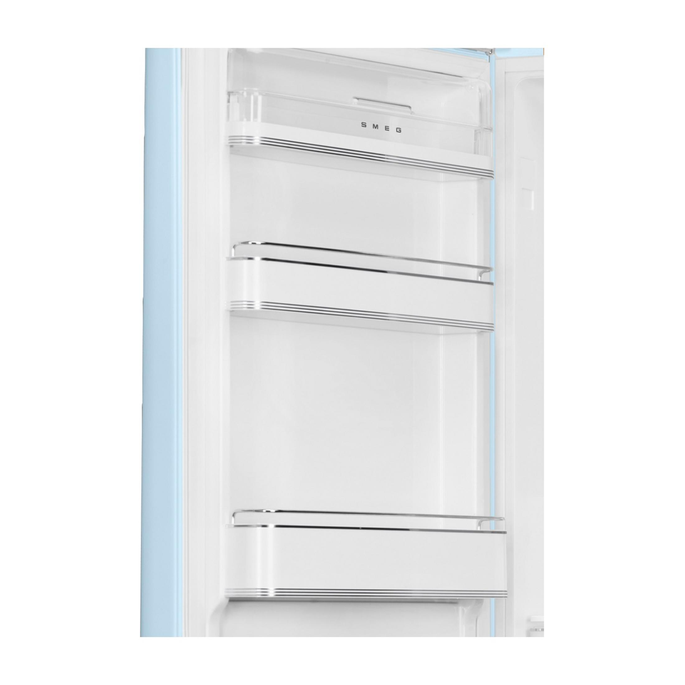 El interior de un refrigerador SMEG azul claro con estantes blancos y ribetes cromados.