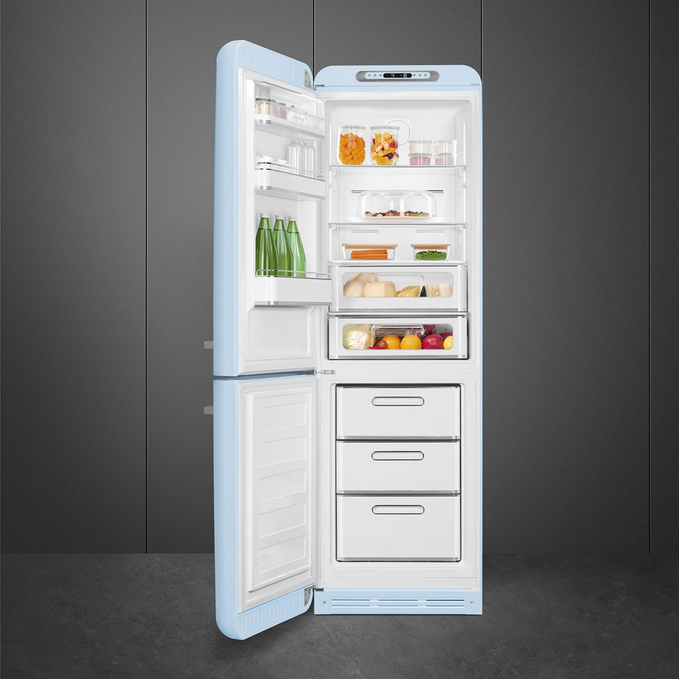 Un refrigerador azul claro abierto con alimentos como frutas, verduras y queso.