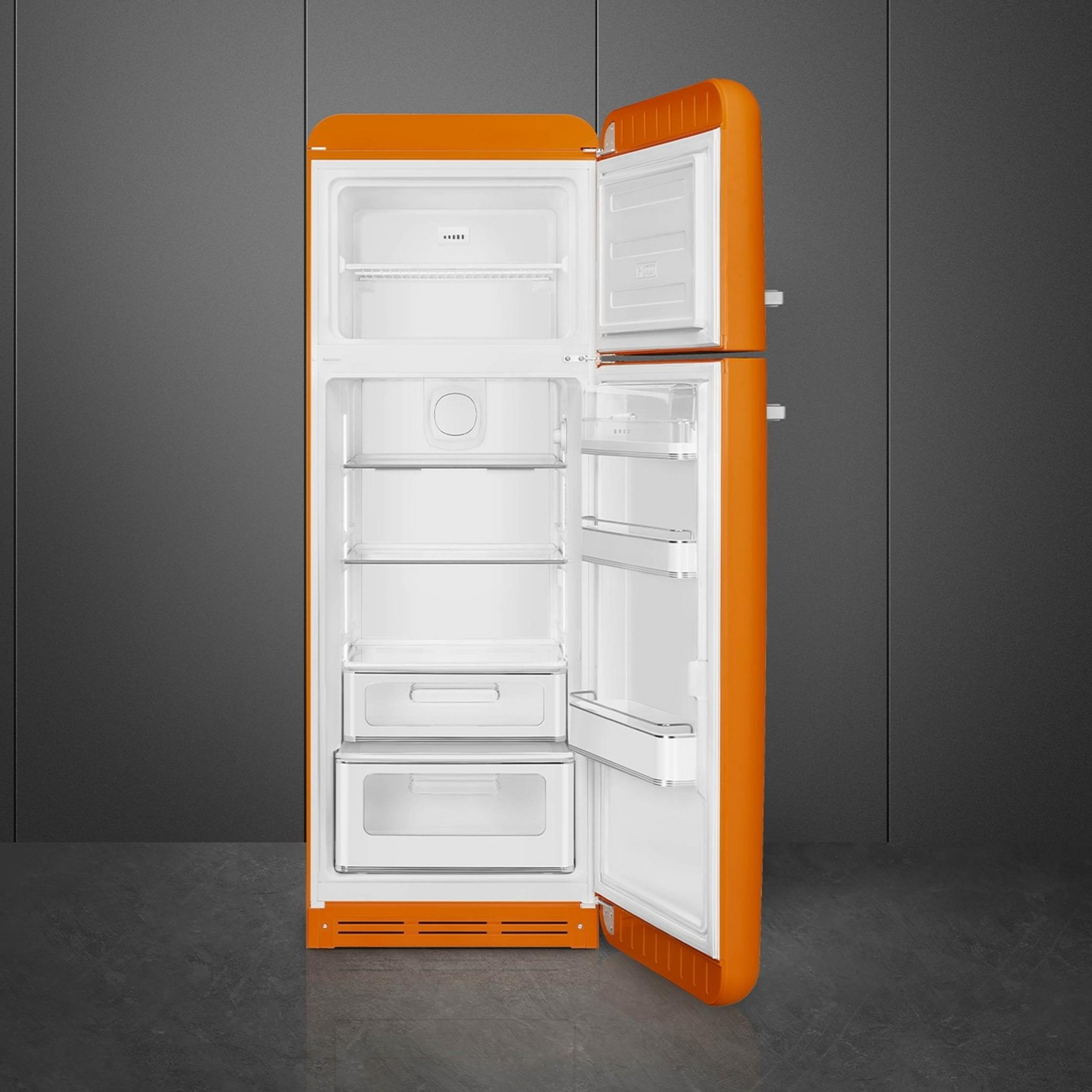 Ein offener, orangefarbener Kühlschrank mit weißen Innenfächern auf dunklem Boden.