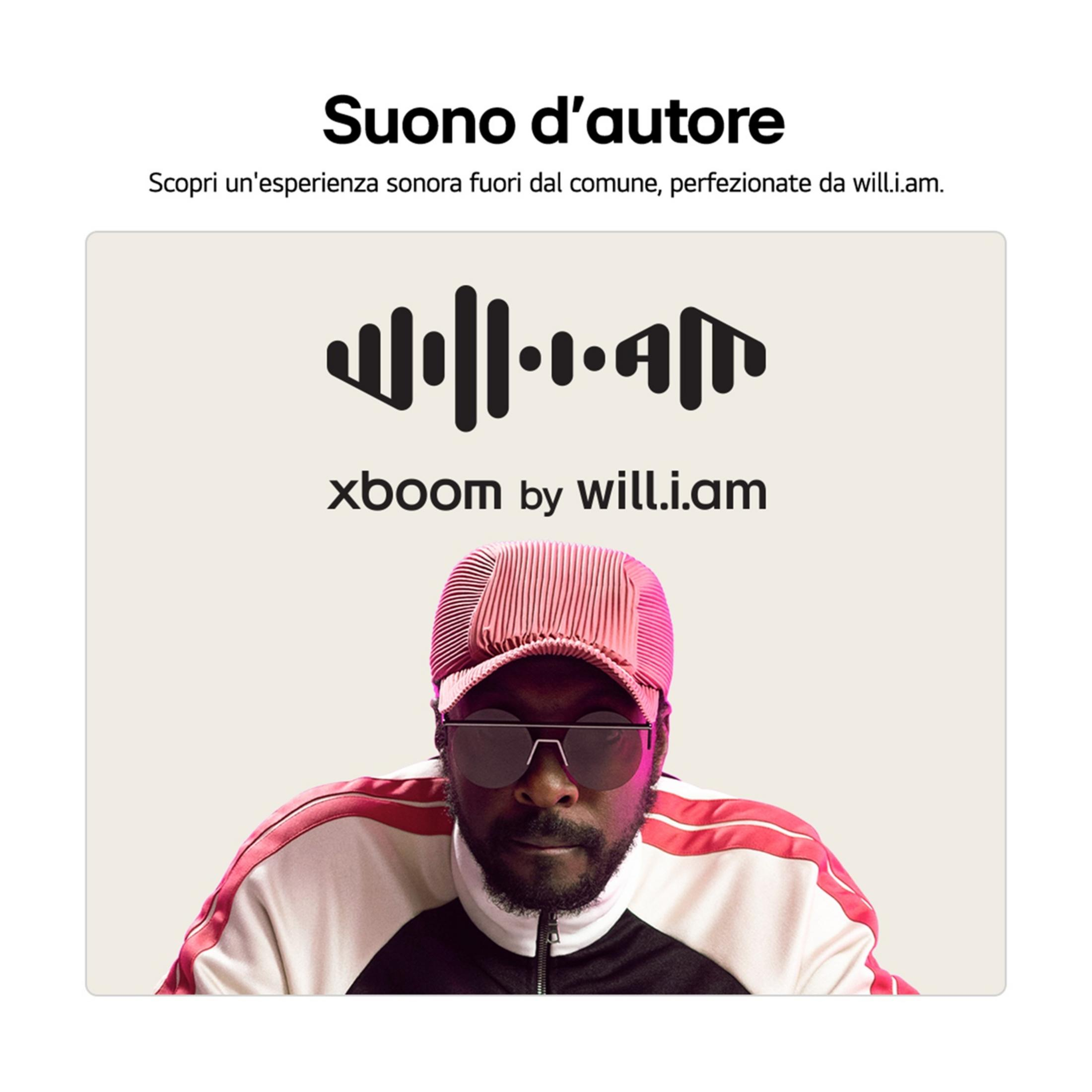 Hombre con gafas de sol y gorra rosa, logo "XBOOM by will.i.am".
