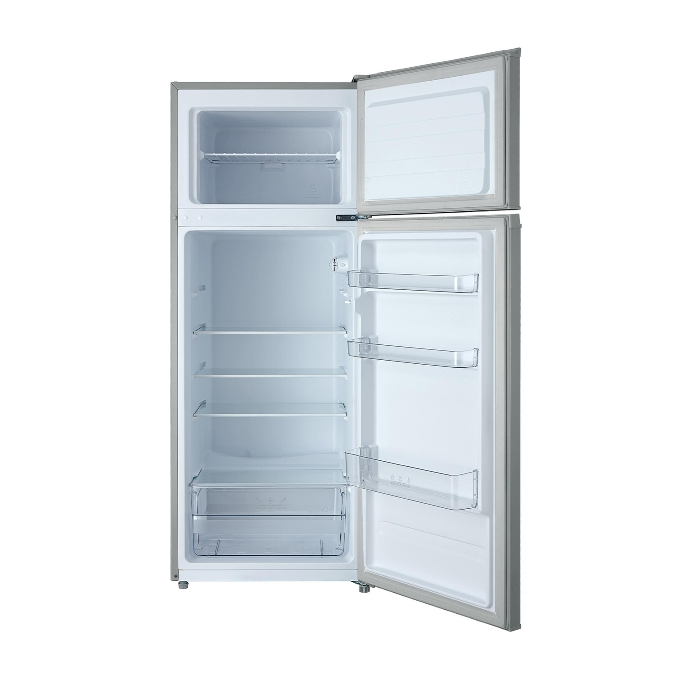 Pusta srebrna lodówka z otwartymi drzwiami, półkami i szufladami.