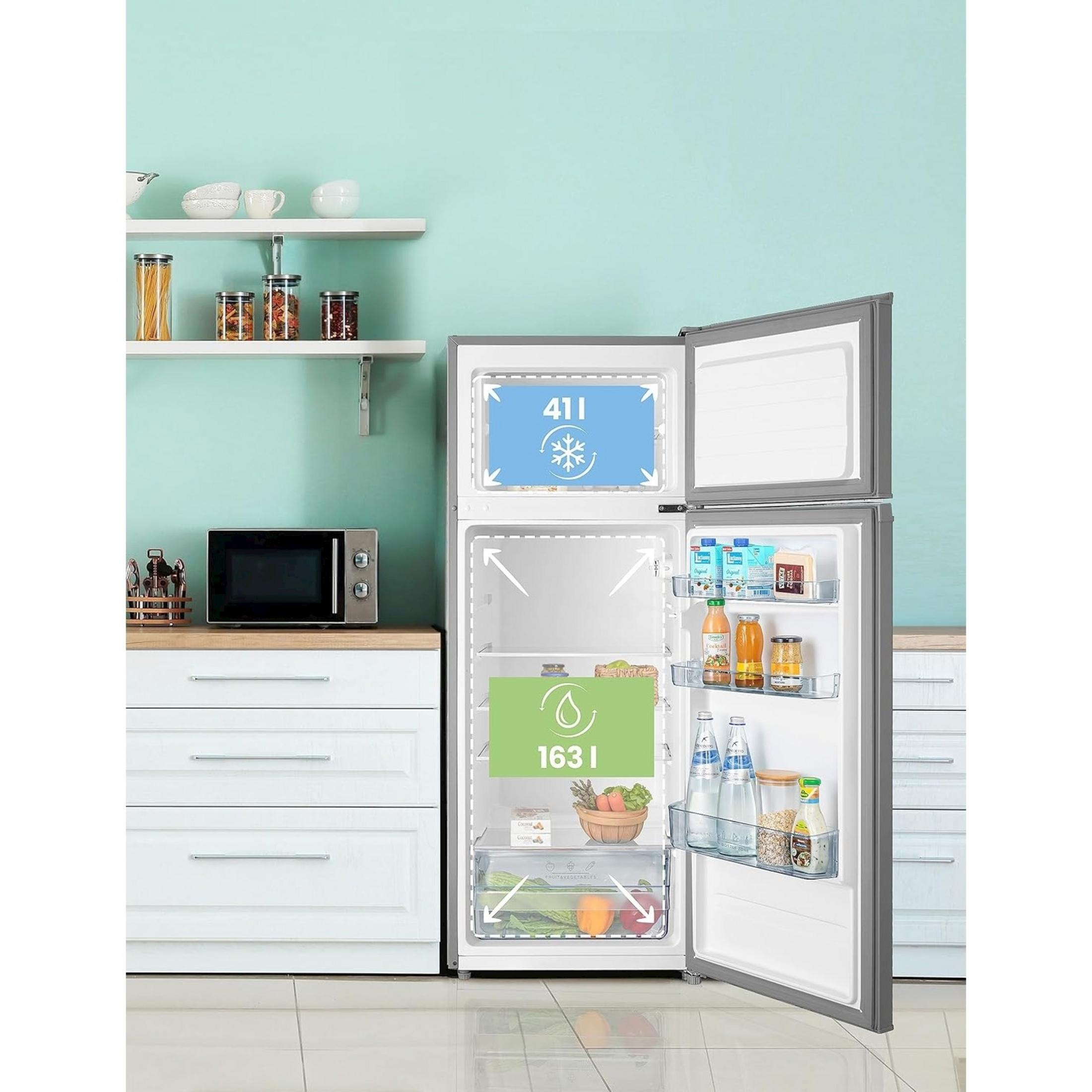 Otwarta lodówka z owocami, warzywami i butelkami na półkach.