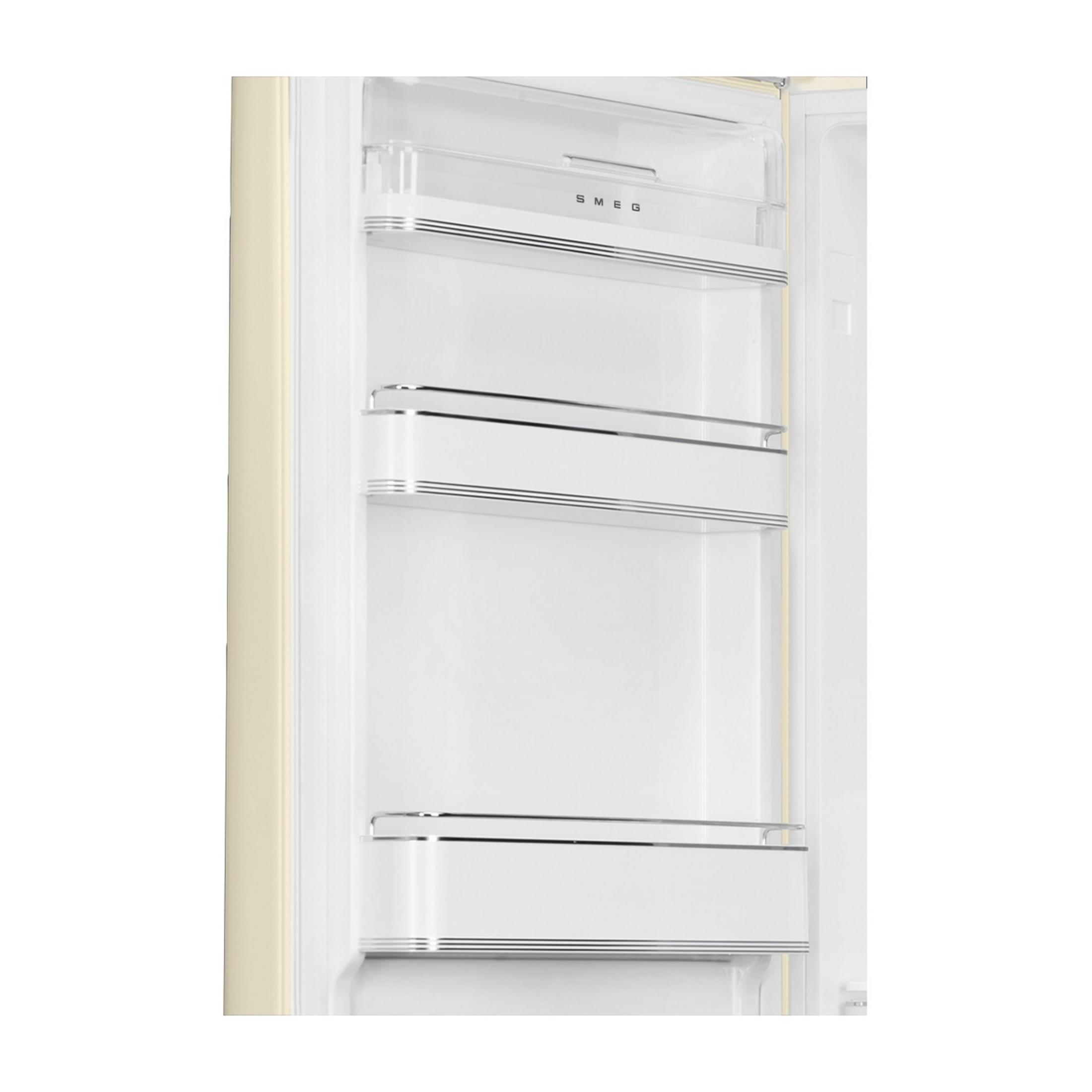 Vista interior de un refrigerador color crema con estantes y el logo de Smeg.