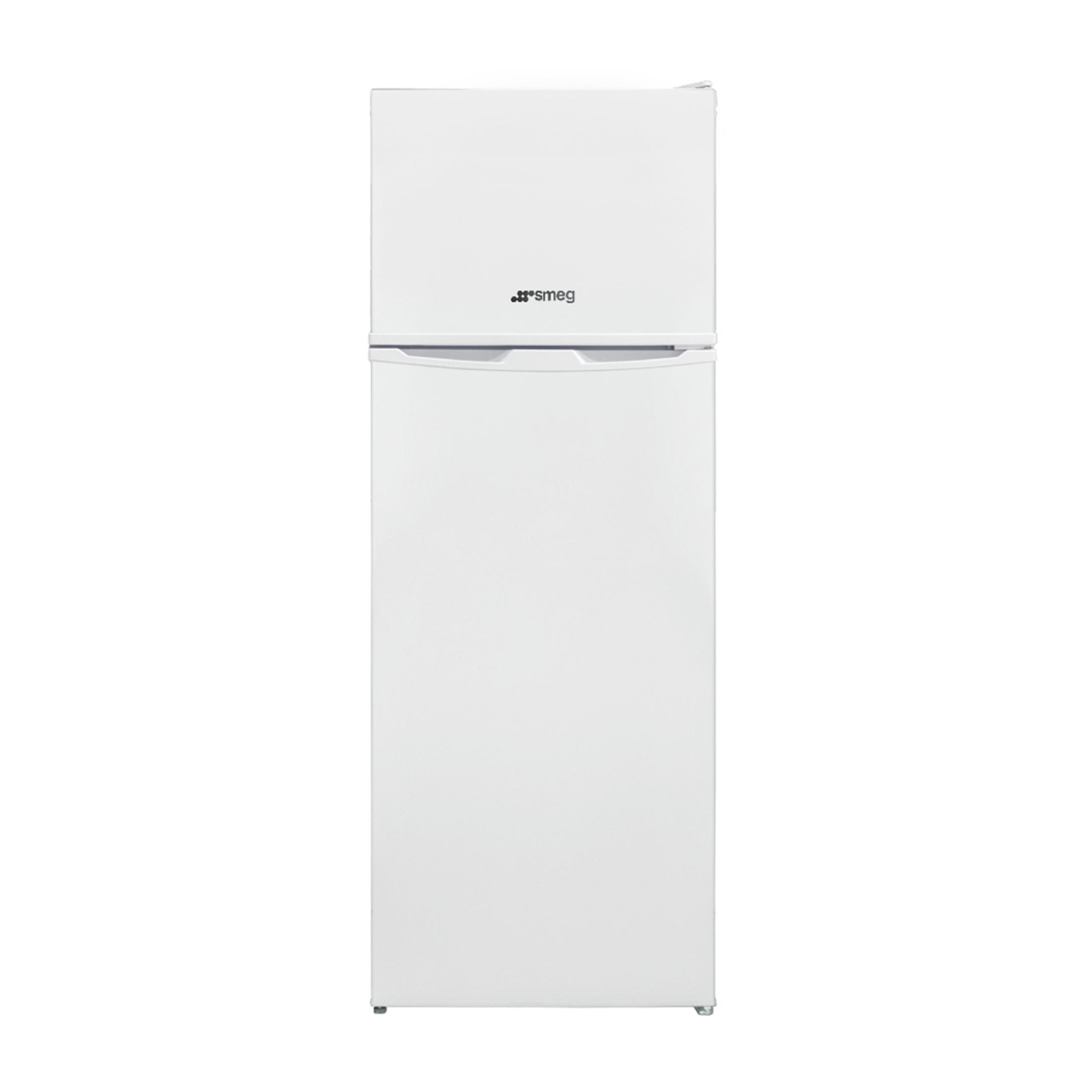 Biała lodówka Smeg z dwoma drzwiami na białym tle.