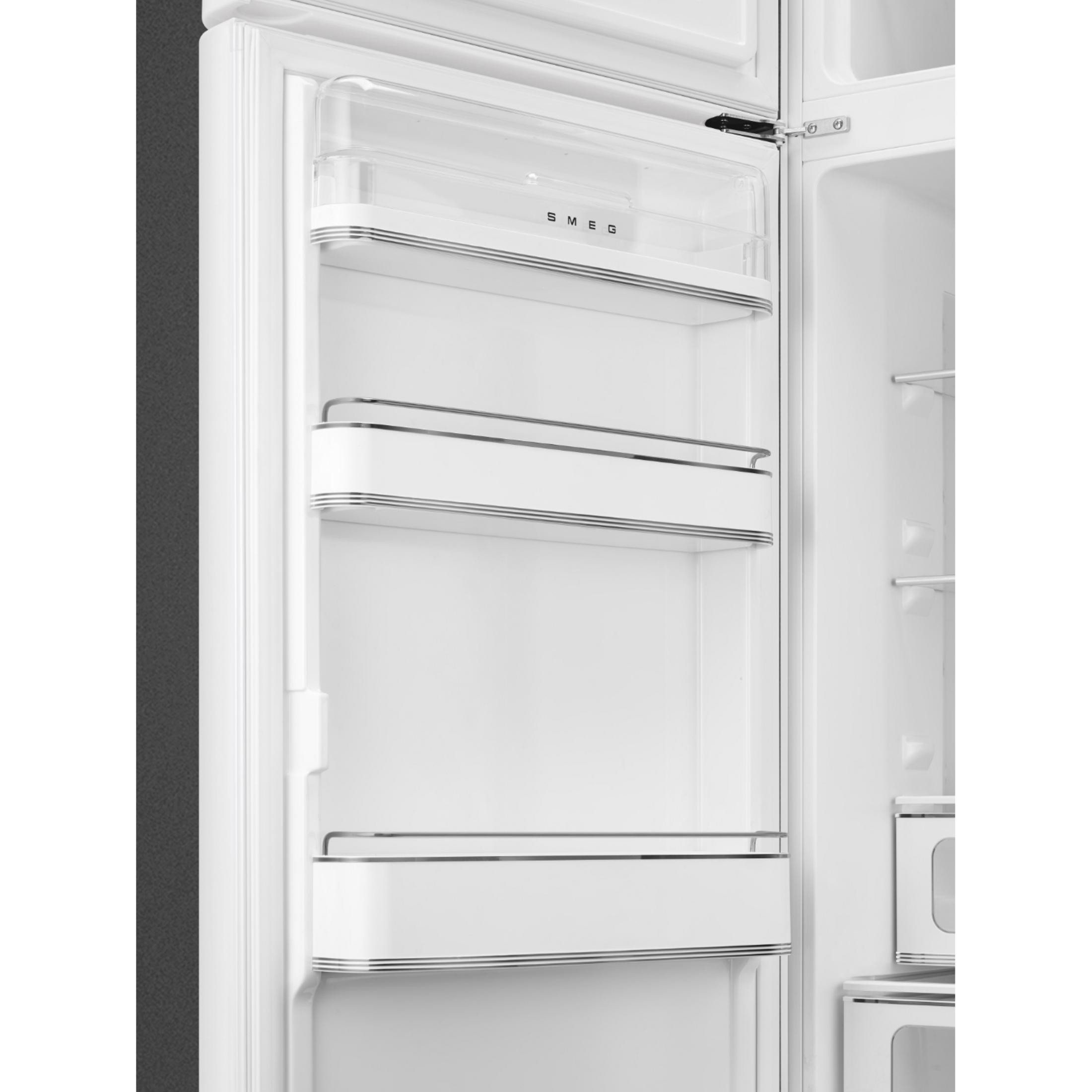 Refrigerador blanco abierto con estantes y cajones, logo SMEG.
