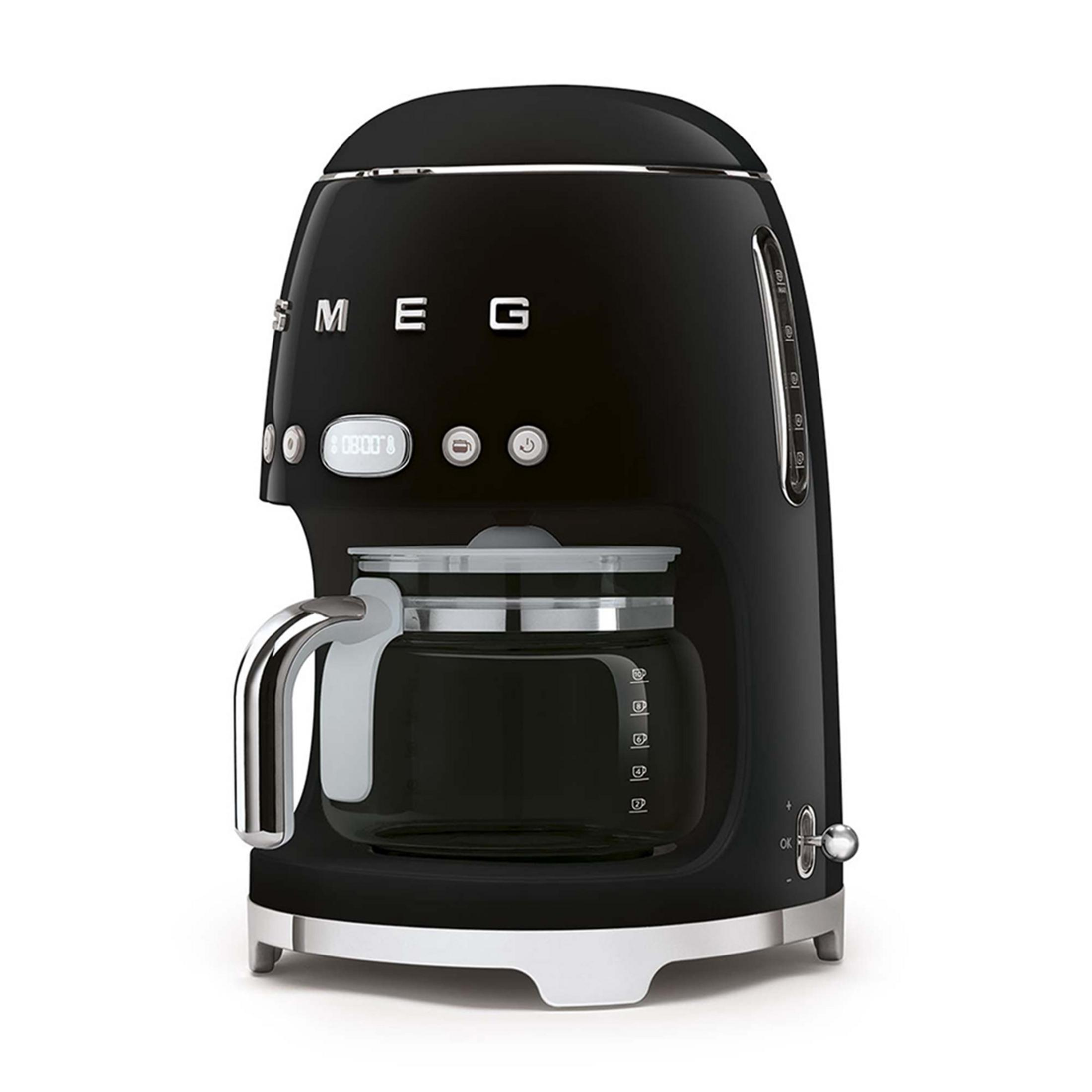 Schwarze Kaffeemaschine mit Glaskaraffe und digitaler Uhr.