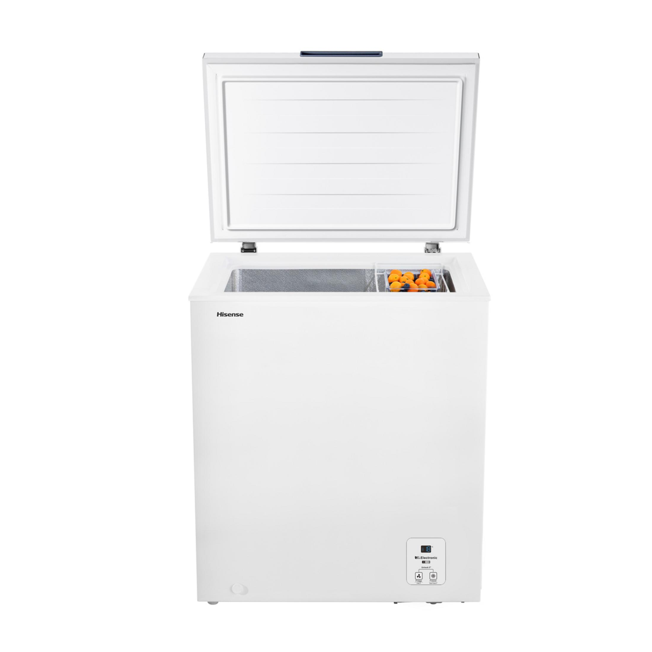 Biała zamrażarka skrzyniowa Hisense z otwartą pokrywą, zawierająca koszyk pomarańczy.