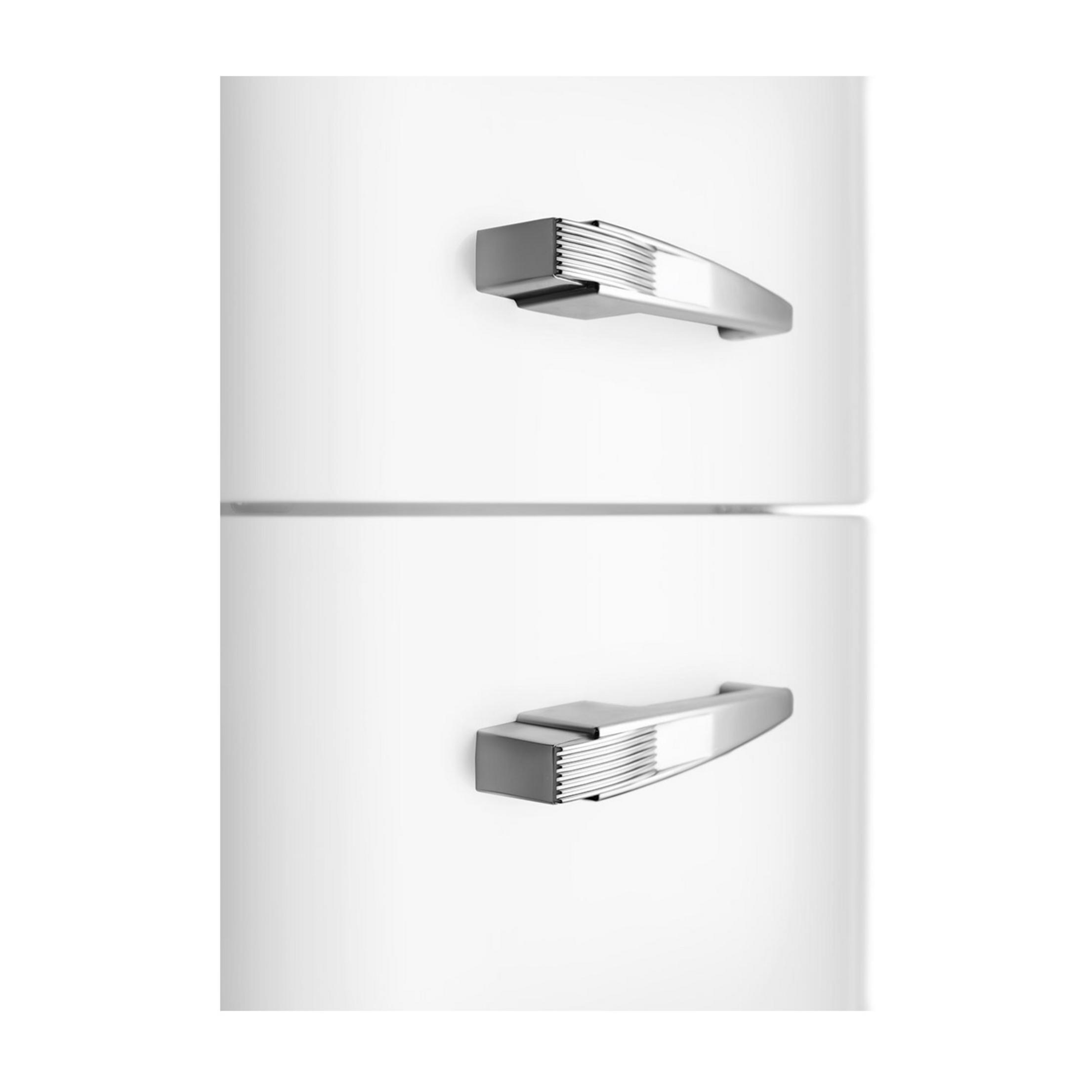 Primer plano de un refrigerador blanco con dos tiradores plateados.