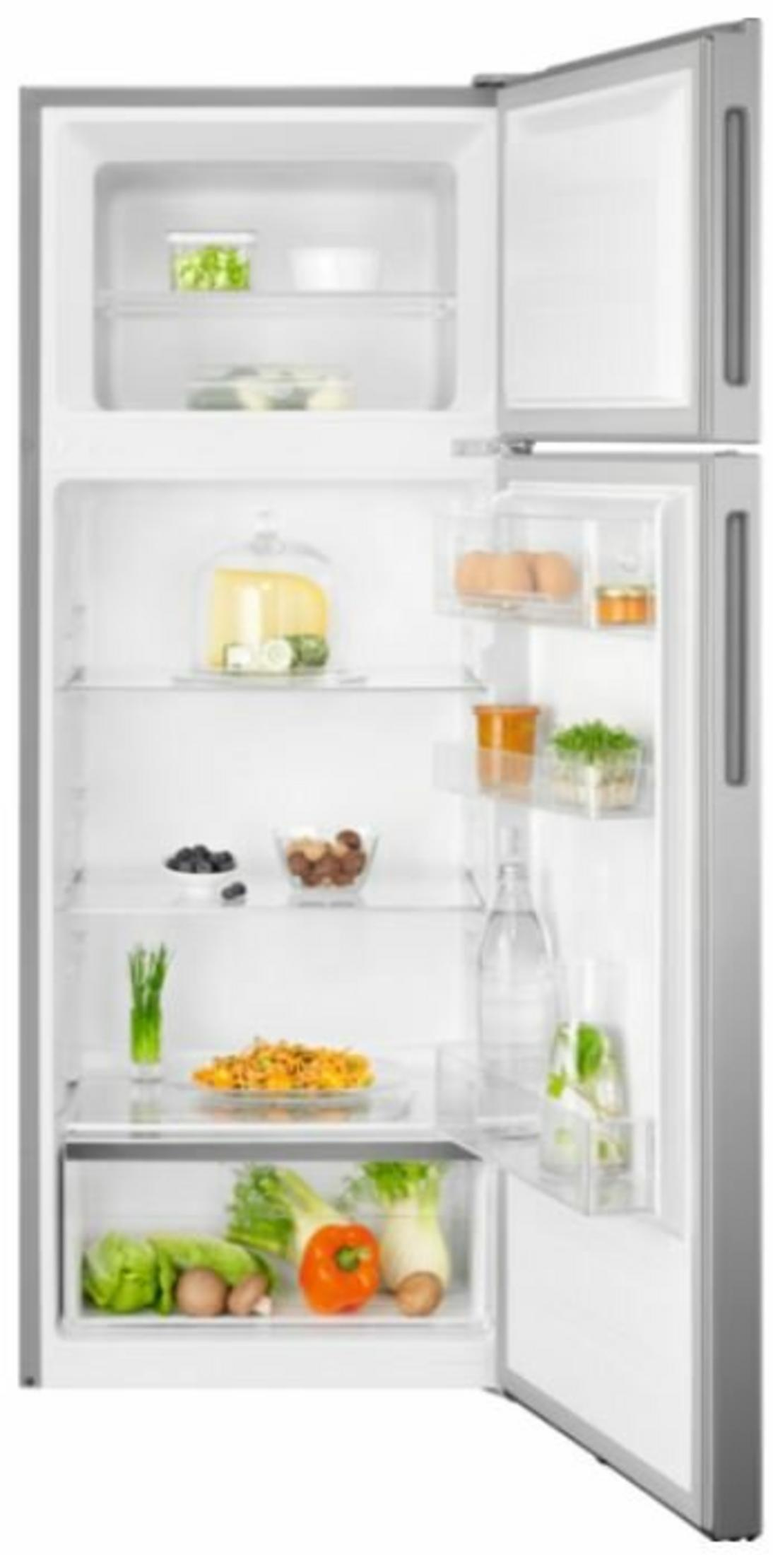 Ein offener Kühlschrank mit Lebensmitteln: Gemüse, Eier, Käse und Mahlzeiten.