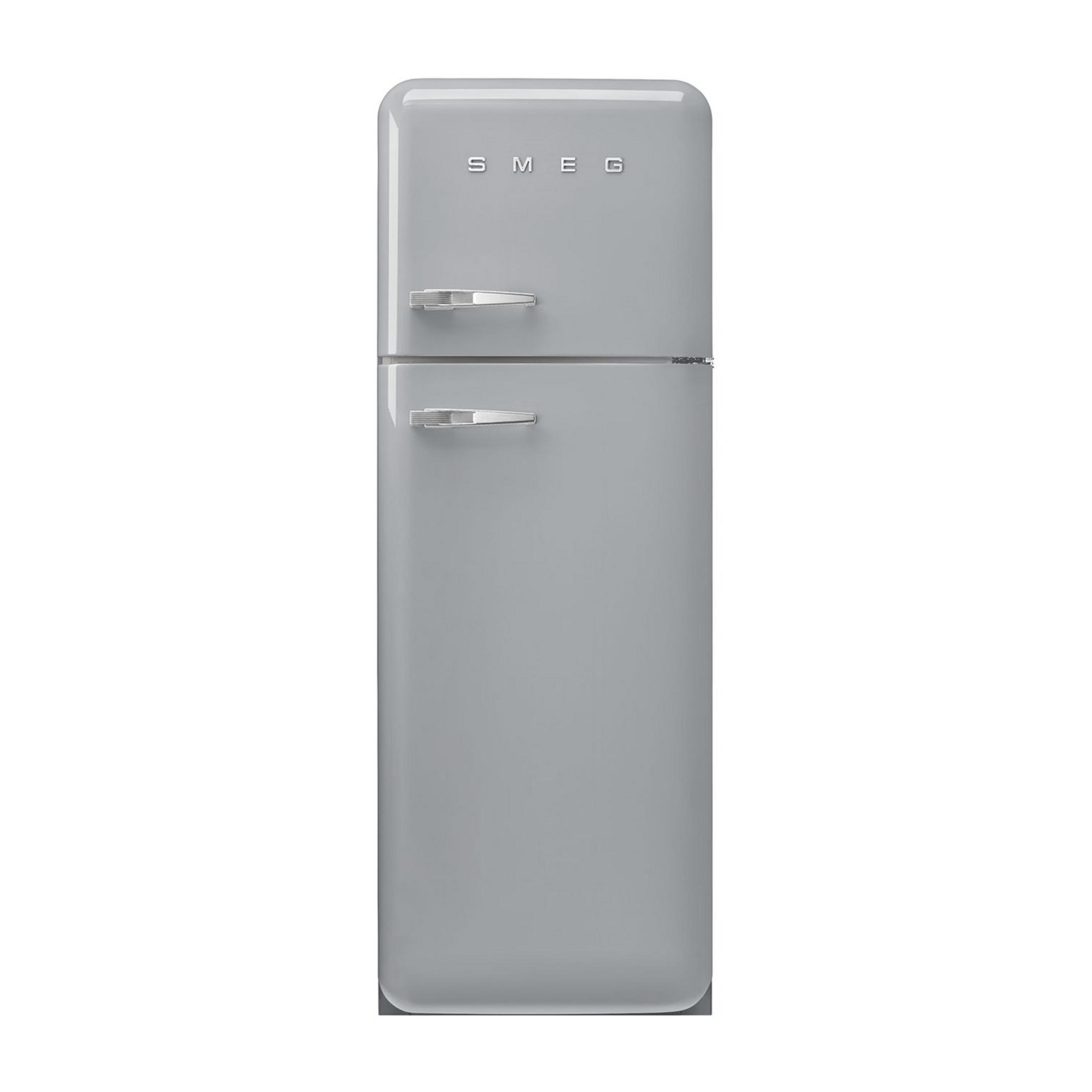 Un refrigerador SMEG gris de dos puertas con tiradores cromados.