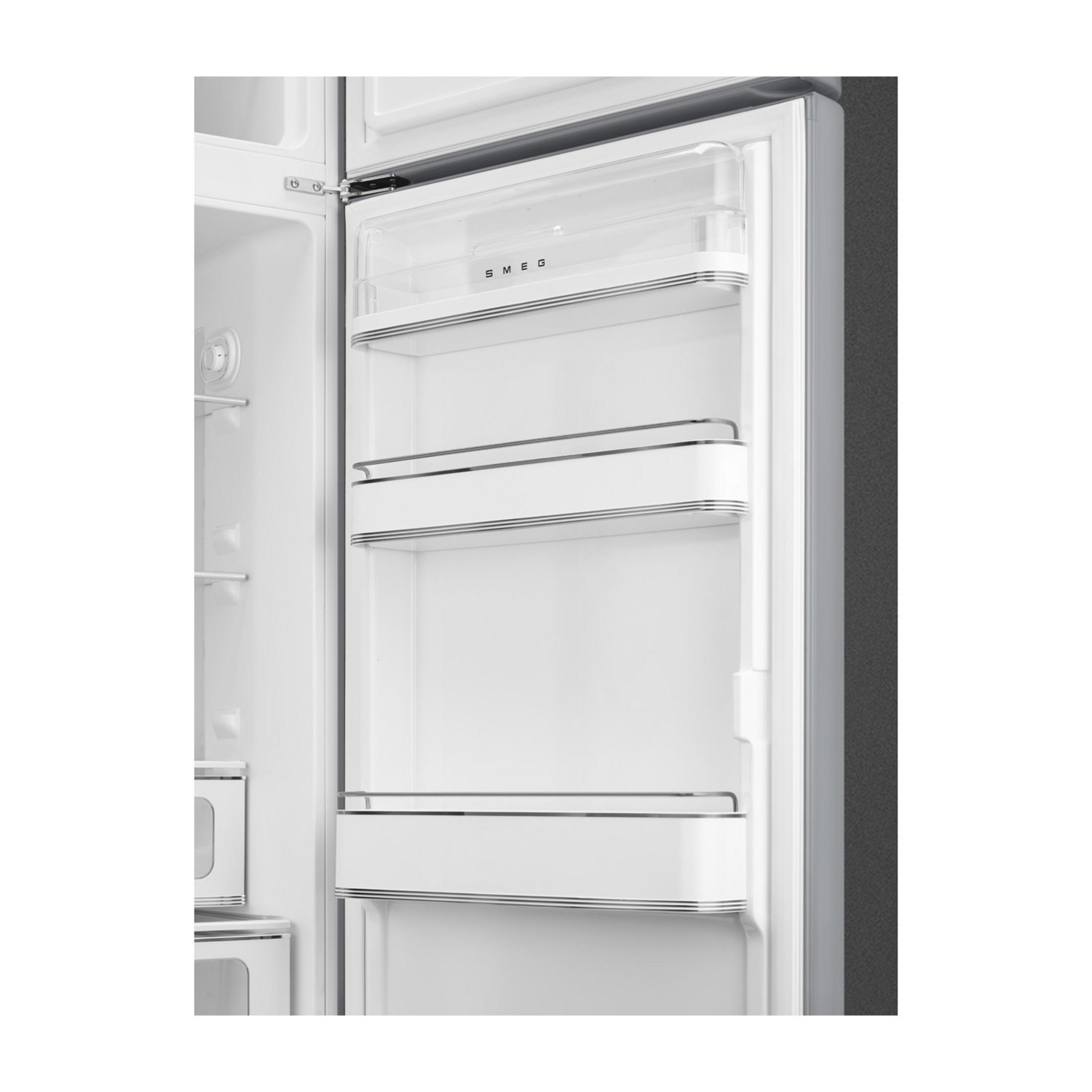 Vista interior de un frigorífico blanco con estantes y un cajón transparente con logo SMEG.