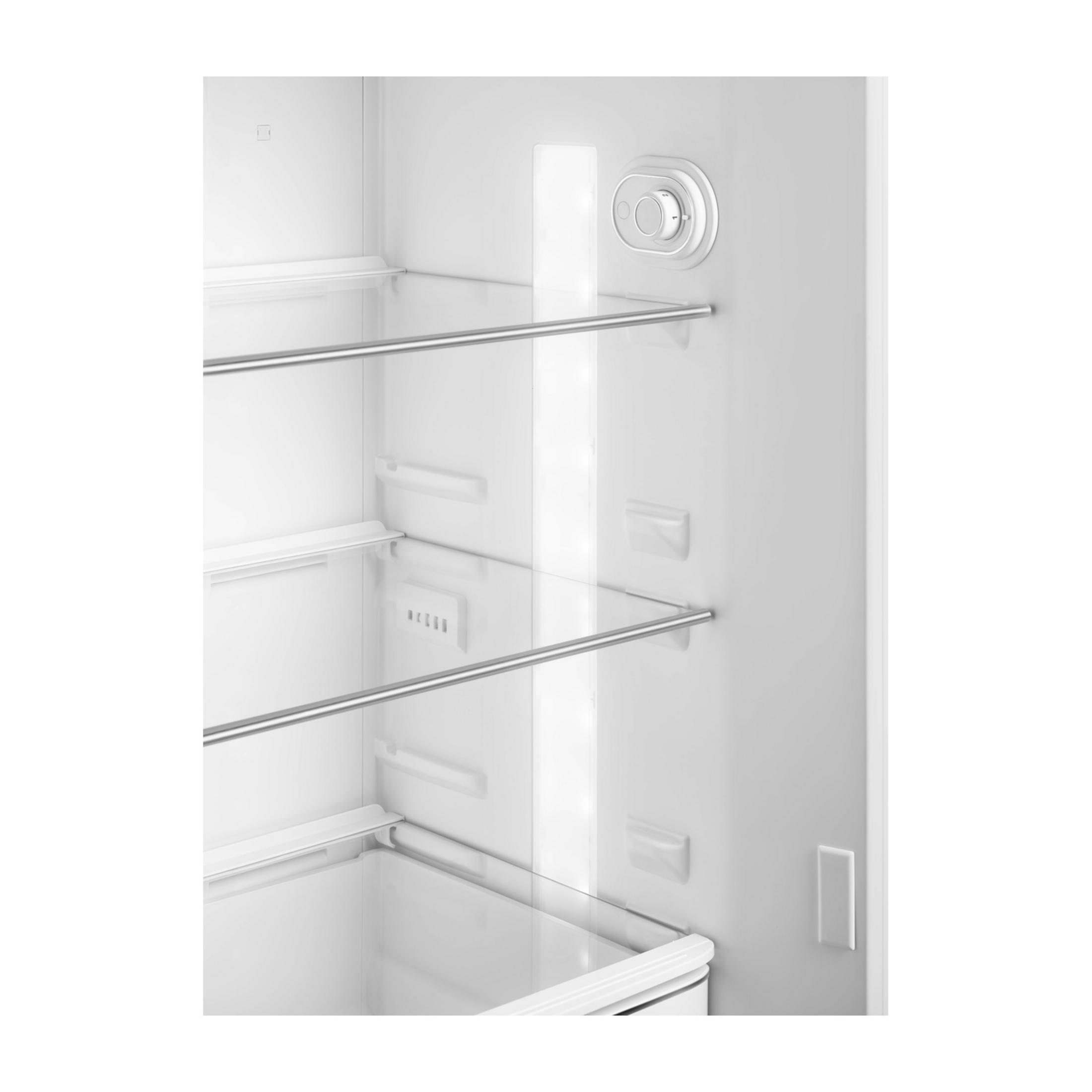 Vista interior de un refrigerador vacío con estantes de vidrio y luz.