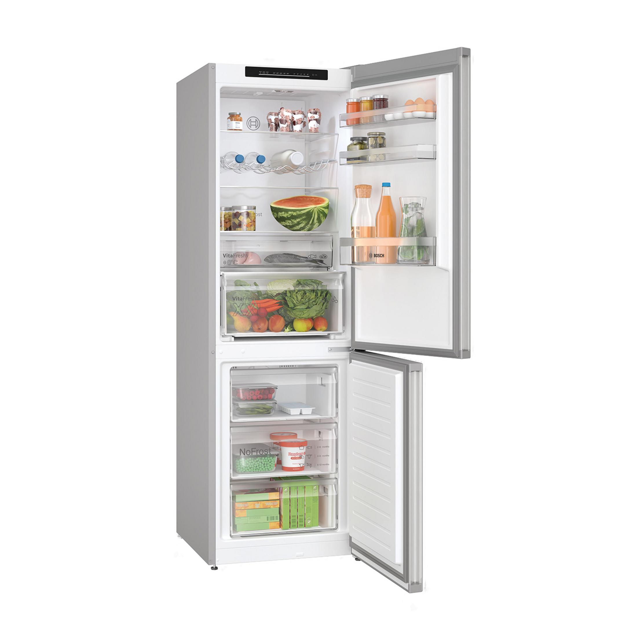 Ein offener Kühlschrank mit Lebensmitteln gefüllt.