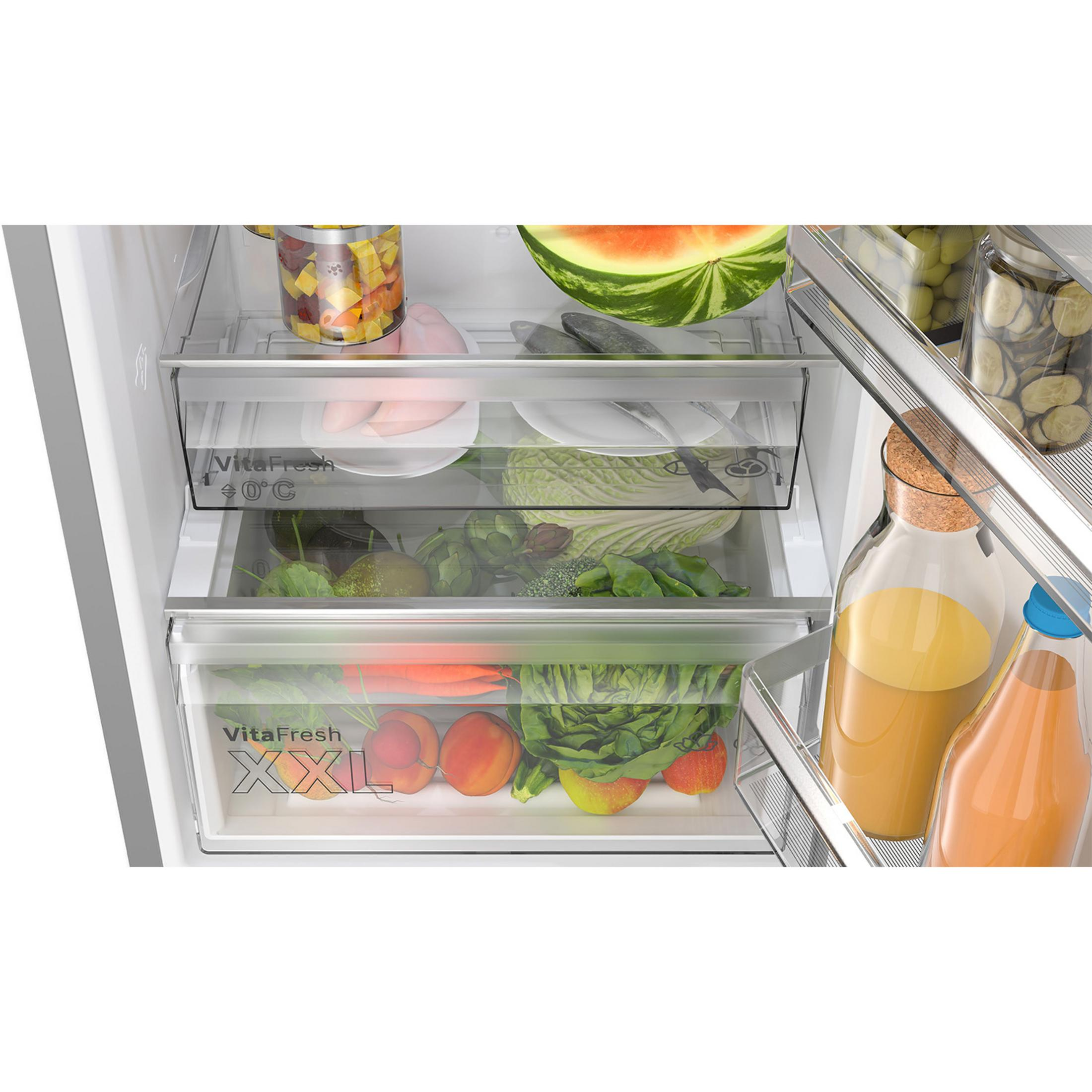 Ein Kühlschrank mit zwei Schubladen, gefüllt mit Obst, Gemüse und Fleisch.