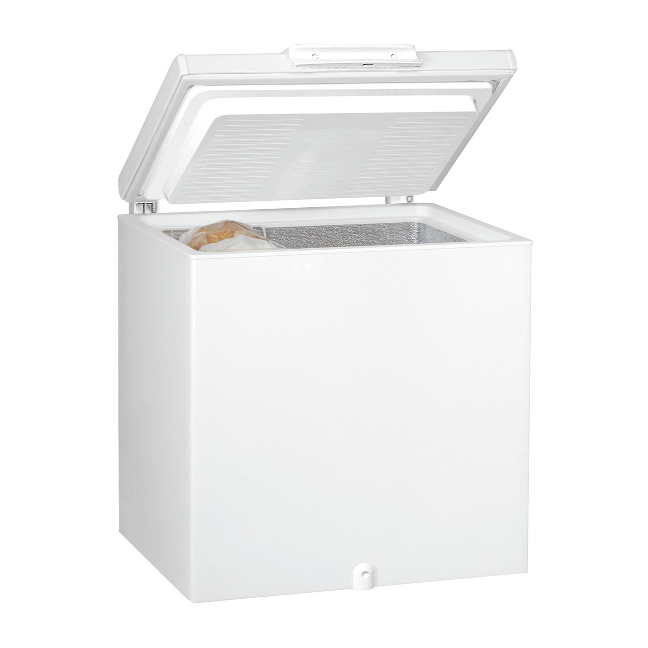 Un congelatore a pozzetto bianco con coperchio aperto, contiene cibi congelati.