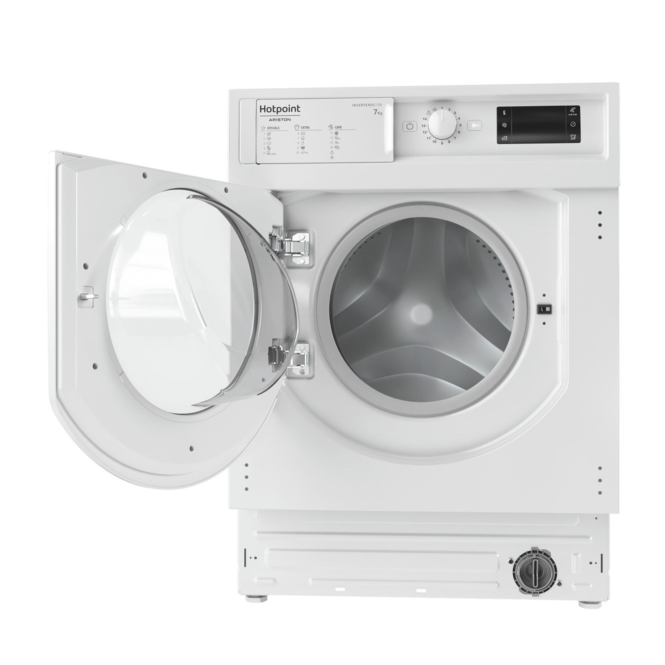 Una lavatrice Hotpoint bianca con oblò aperto, visibile il cestello.